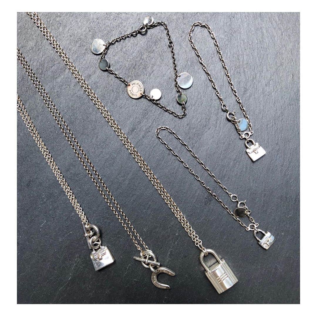 のインスタグラム：「-HIROB SOUTH NEWoMan新宿店-﻿ ﻿ ヴィンテージエルメス。ネックレスやブレスレットもオススメです。﻿ ﻿ ・Vintage HERMES Necklace&Bracelet﻿ ﻿ ・Necklace﻿ ・右￥42,000＋Tax ﻿ ・中￥52,000＋Tax﻿ ・左￥55,000＋Tax ﻿ ﻿ ・Bracelet﻿ ・右￥58,000＋Tax ﻿ ・上￥54,000＋Tax﻿ ・左￥58,000＋Tax ﻿ ﻿ 7/12まで10％OFF開催しております！﻿ 普段は対象外のヴィンテージアクセサリーやバッグも対象です！﻿ 一点物ですので気になる方はお早めに。﻿ ﻿ お問い合わせ先﻿ HIROB SOUTH NEWoMan新宿店﻿ tel:03-5379-9372﻿ ﻿ #hirob ﻿ #hirobsouth﻿ #baycrews﻿ #antiquewatch﻿ #vintagewatch﻿ #vintageaccessories﻿ #vintagehermes﻿ #hermes﻿ #NEWoMan新宿﻿ ﻿ #ヒロブ﻿ #ヒロブサウス﻿ #ベイクルーズ﻿ #アンティークウォッチ﻿ #ヴィンテージウォッチ﻿ #ヴィンテージアクセサリー﻿ #ヴィンテージエルメス﻿ #エルメス﻿ #ニュウマン新宿」