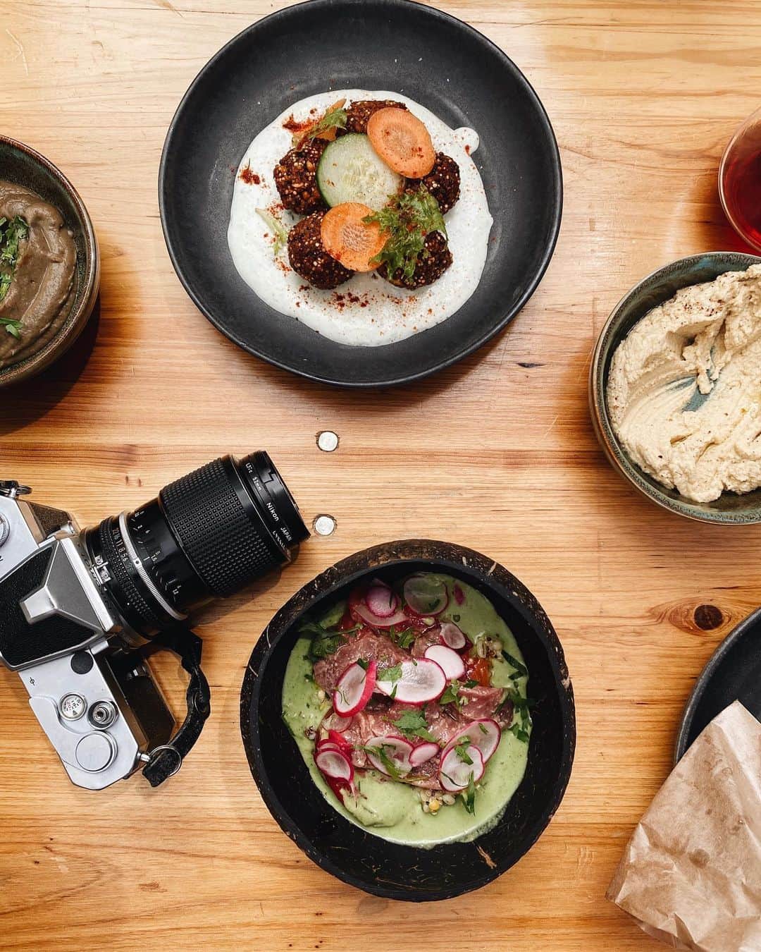 NICOLAS SIMOESのインスタグラム：「How to beat the heat? A fresh lunch. Tuna tartar, falafel bowl, picada & houmous 🌱🤩」