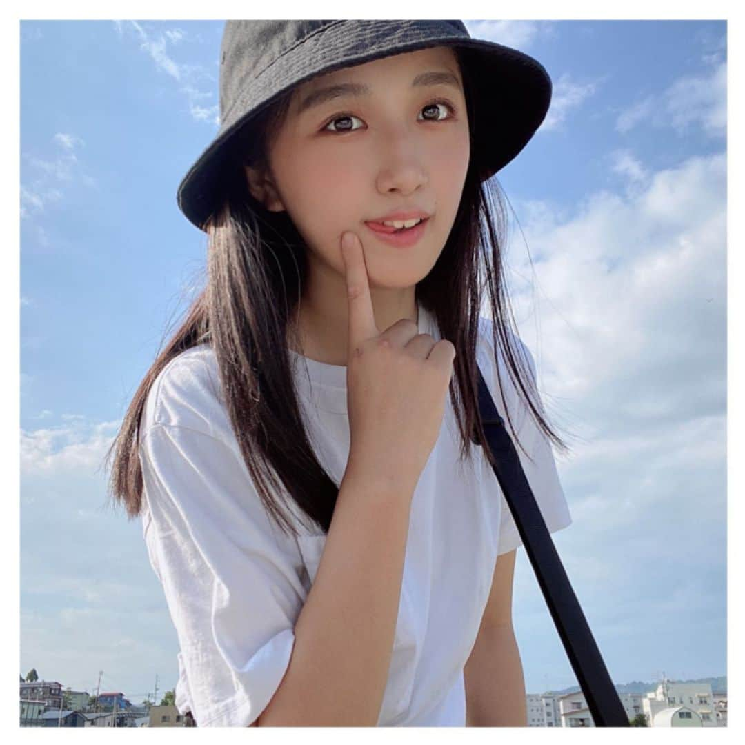 小見山沙空さんのインスタグラム写真 - (小見山沙空Instagram)「夏だよ夏だもう夏だ☀️ 青空だ〜☁️ すごくかわいいパンツなの🌺夏っぽいでしょ😊  前髪なしなのきづいたかな💫  #おさらコーデ #バンツコーデ #バケットハット #白t #青空 #稲 #followｍe #ngt48 #小見山沙空 #前髪なし」6月25日 19時49分 - sara.komiyama727