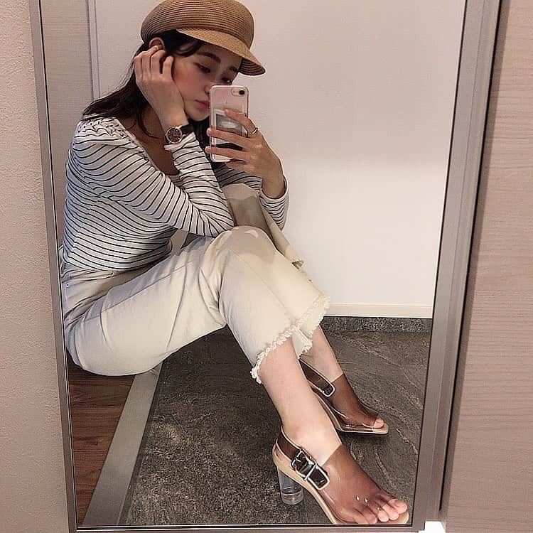 中島咲季のインスタグラム：「気付けば半袖の季節になっちゃった🥺🏖 . この袖丈もっと着たかった😭 . #agnesb  #celford  #お気に入り」