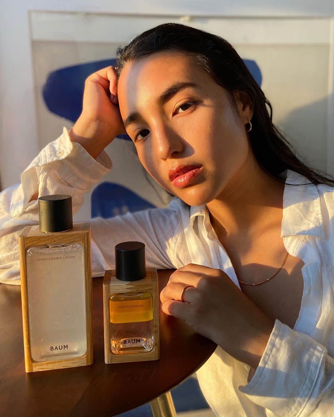 大橋リナのインスタグラム：「A new launch 🌿 「樹木との共存」 コンセプトが大好き。 デザインが美しい パッケージの木材には、 家具の端材が再利用されていて 製品の90%以上が自然由来のものです。 自然の力を生活の中に取り入れていきたい 今の私にとって嬉しい。 樹木の生命力あふれる香気で ポジティブな気持ちになる🌼 #BAUM_beauty #BAUM #PR」