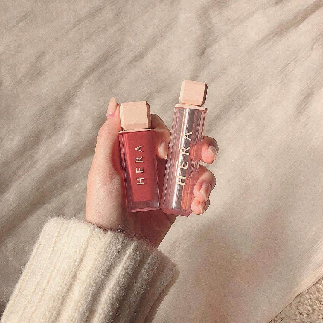 松尾 瞳のインスタグラム：「愛用のHERA❤️ . ひとつ前の投稿のメイクで使ってたのが左のグロスです◯ . プランピング効果があるから 唇ぷっくり＋縦じわも目立たなくしてくれるよ〜！ 塗ると少しスースーします🌿 . #韓国コスメ #HERA #おすすめコスメ」