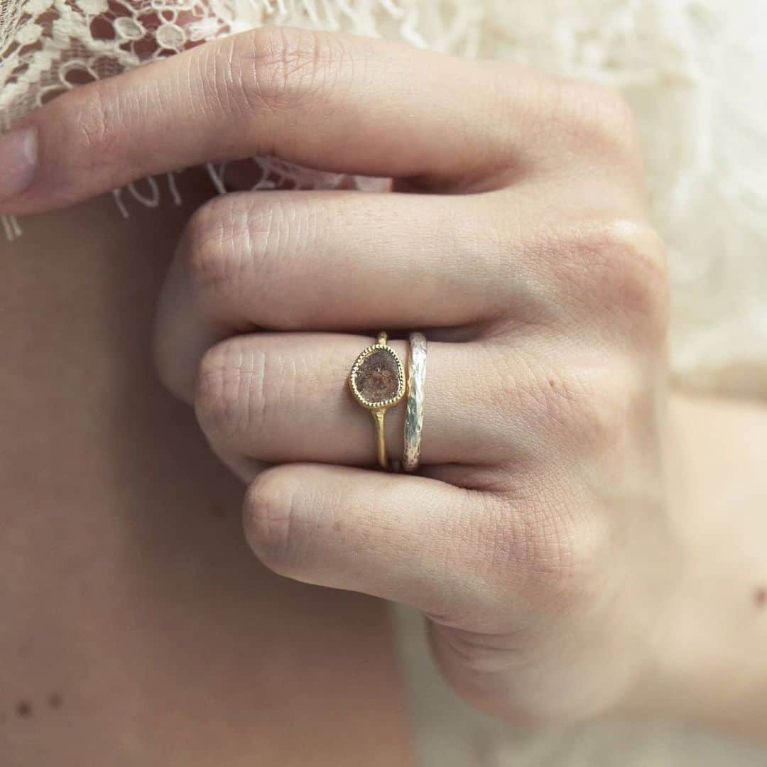 Cli'O mariageクリオマリアージュさんのインスタグラム写真 - (Cli'O mariageクリオマリアージュInstagram)「ドレスに囲まれてのリングのお支度は何時でもご予約制で可能なんですよ🕊️ . そろそろお式準備やフォトの撮影にと、ちょっぴり行動的な日常になって参りましたね🌿 . 写真の様にペアリングの美しき指輪も豊富で、複数のブランドをお取り扱いしております。 . 実店舗が無かったり、東京では手にはいらない遠方のブランド等、拘りのラインナップ★ ２フロアー予約制ですから、クリーンな場所でじっくりリング選び出来るのも喜んで頂いてるんですよ✨ . #yukahojo  #ユカホウジョウ #atelierplow  #アトリエプラウ  #lovignette　#ラヴィネット #monshiro　#モンシロ #taner_bridal #タネルブライダル #simmon　#シモン 各ブランド型数も豊富ですよ？ . Zoomを使ったご見学も可能です⭐︎ お気軽にご相談ください⭐︎ まずは公式LINEにお問い合わせを！ https://lin.ee/f98SJF1 . ★リアルなクリオマリアージュブライズをご紹介しております⏬  @cliomariage_brides ★パーティーや花嫁アクセサリーのご購入検討中の方はこちらをご覧ください⏬ @cliomariage.shop . The request of photo wedding is also possible. Please make an appointment. ↓↓↓ ☏+81-3-3770-9722 ✉info@cliomariage.com 1-16-16-5F Dogenzaka,Sibuya,Tokyo #cliomariage  #クリオマリアージュ #フォトウエディング 　#ドレス試着 #結婚準備 #指輪探し  #海外挙式  #プレ花嫁 #マリッジリング #2020秋婚 #2021春婚　#プロポーズ  #婚約指輪 #家族挙式 #エンゲージリング #ring」6月25日 20時03分 - cliomariage