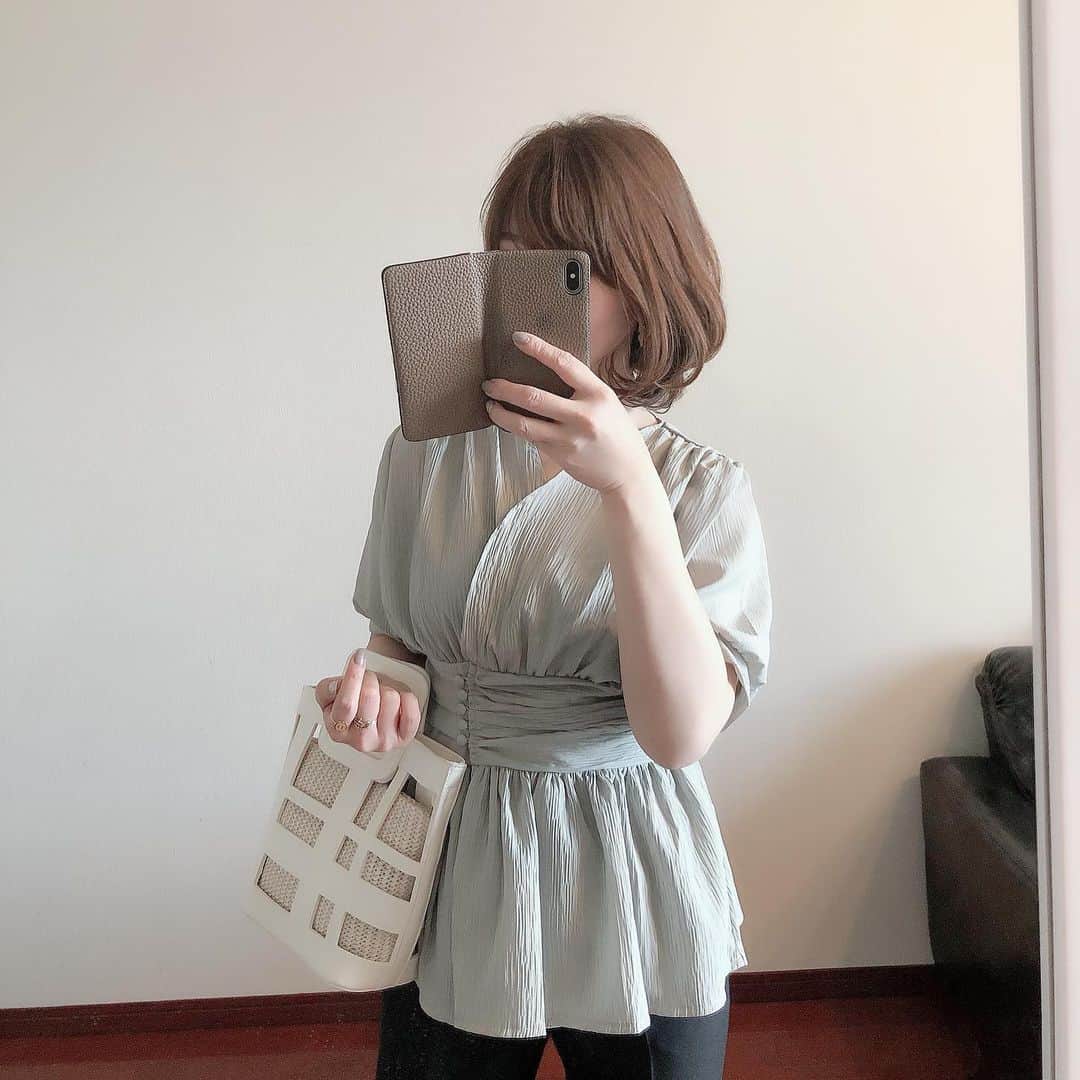 のインスタグラム：「* * 🌿🌿🌿 * 落ち着いたミントグリーン×シアー素材で柔らかな雰囲気のブラウス💚 * ウエストギャザーから裾にかけてのふんわりとしたシルエットも可愛い♡ * 涼しげなデザインのバッグも夏にぴったりです🐚 * #ブラウス → @fifth_store  #カシュクールシアーブラウス ▶︎▶︎60%OFF🌟 #バッグ → @editsheen_store #サマーインナーポーチ付きスクエアハンドルバッグ ▶︎▶︎60%OFF🌟  #fifth #fifthtl #フィフス #EditSheen #エディットシーン #BAG #フェミニン #平均身長コーデ #ママコーデ #ミントグリーン #コーディネート #ファッション #ママコーディネート #ママファッション #ワンマイルコーデ」