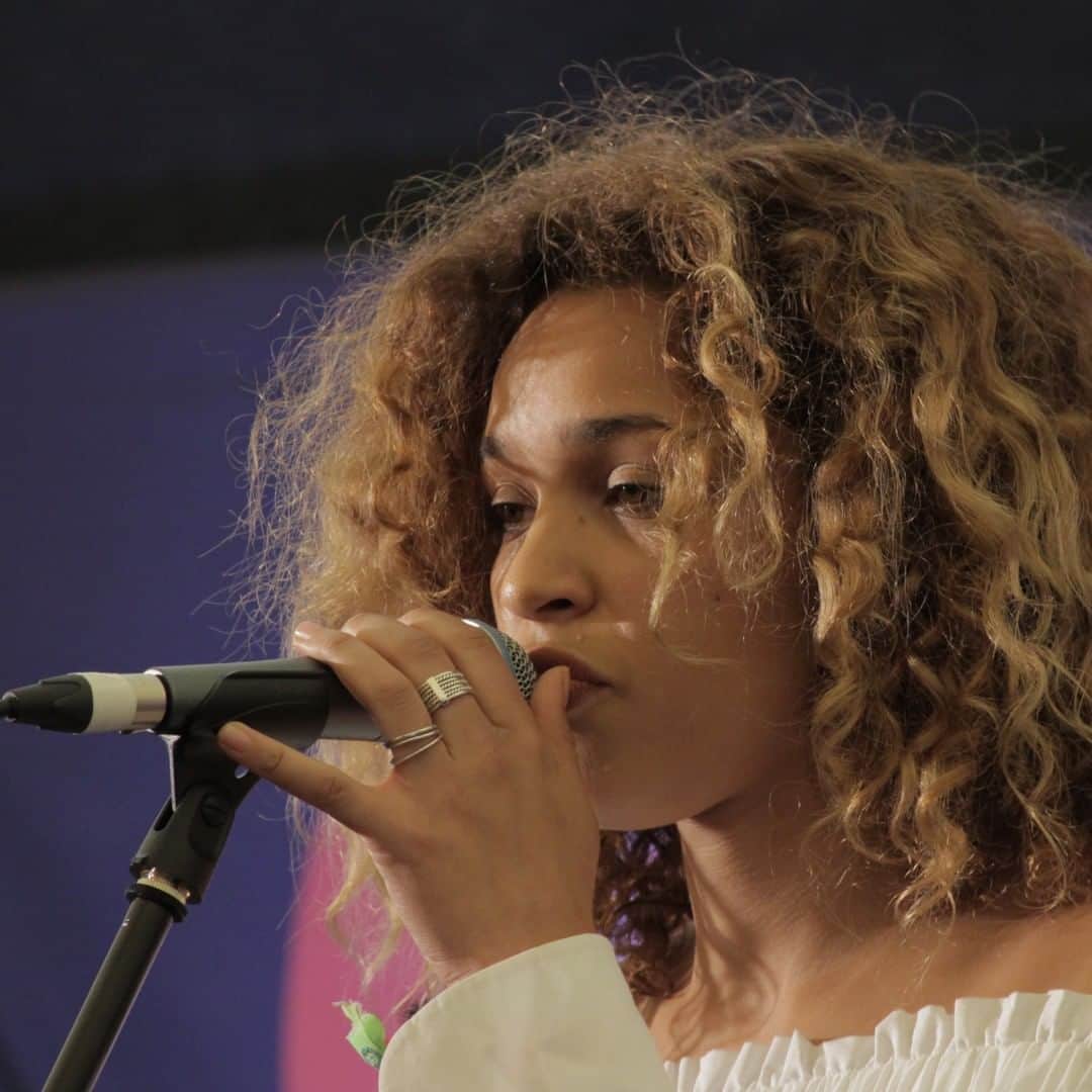 PRS for Musicさんのインスタグラム写真 - (PRS for MusicInstagram)「#Glastonbury memories - @izzubizu was a finalist at the 2014 Glastonbury Emerging Talent Competition and went on to become a BRITs Critics' Choice nominee and winner of the 2016 BBC Music Introducing Award. Here she is performing for us at Glastonbury 2016.」6月25日 19時56分 - prsformusic