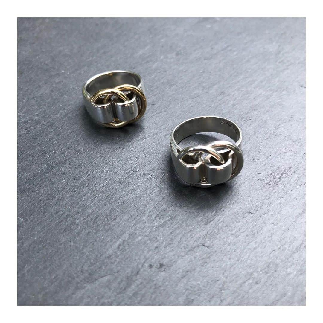 のインスタグラム：「-HIROB SOUTH NEWoMan新宿店-﻿ ﻿ ヴィンテージエルメスリング入荷しております。﻿ ﻿ ・Vintage HERMES Ring﻿ ・右￥40,000＋Tax 12号﻿ ・左￥46,000＋Tax 8.5号﻿ ﻿ 7/12まで10％OFF開催しております！﻿ 普段は対象外のヴィンテージアクセサリーやバッグも対象です！﻿ 一点物ですので気になる方はお早めに。﻿ ﻿ お問い合わせ先﻿ HIROB SOUTH NEWoMan新宿店﻿ tel:03-5379-9372﻿ ﻿ #hirob ﻿ #hirobsouth﻿ #baycrews﻿ #antiquewatch﻿ #vintagewatch﻿ #vintageaccessories﻿ #vintagehermes﻿ #hermes﻿ #hermesring﻿ #NEWoMan新宿﻿ ﻿ #ヒロブ﻿ #ヒロブサウス﻿ #ベイクルーズ﻿ #アンティークウォッチ﻿ #ヴィンテージウォッチ﻿ #ヴィンテージアクセサリー﻿ #ヴィンテージエルメス﻿ #エルメス﻿ #エルメスリング﻿ #ニュウマン新宿」