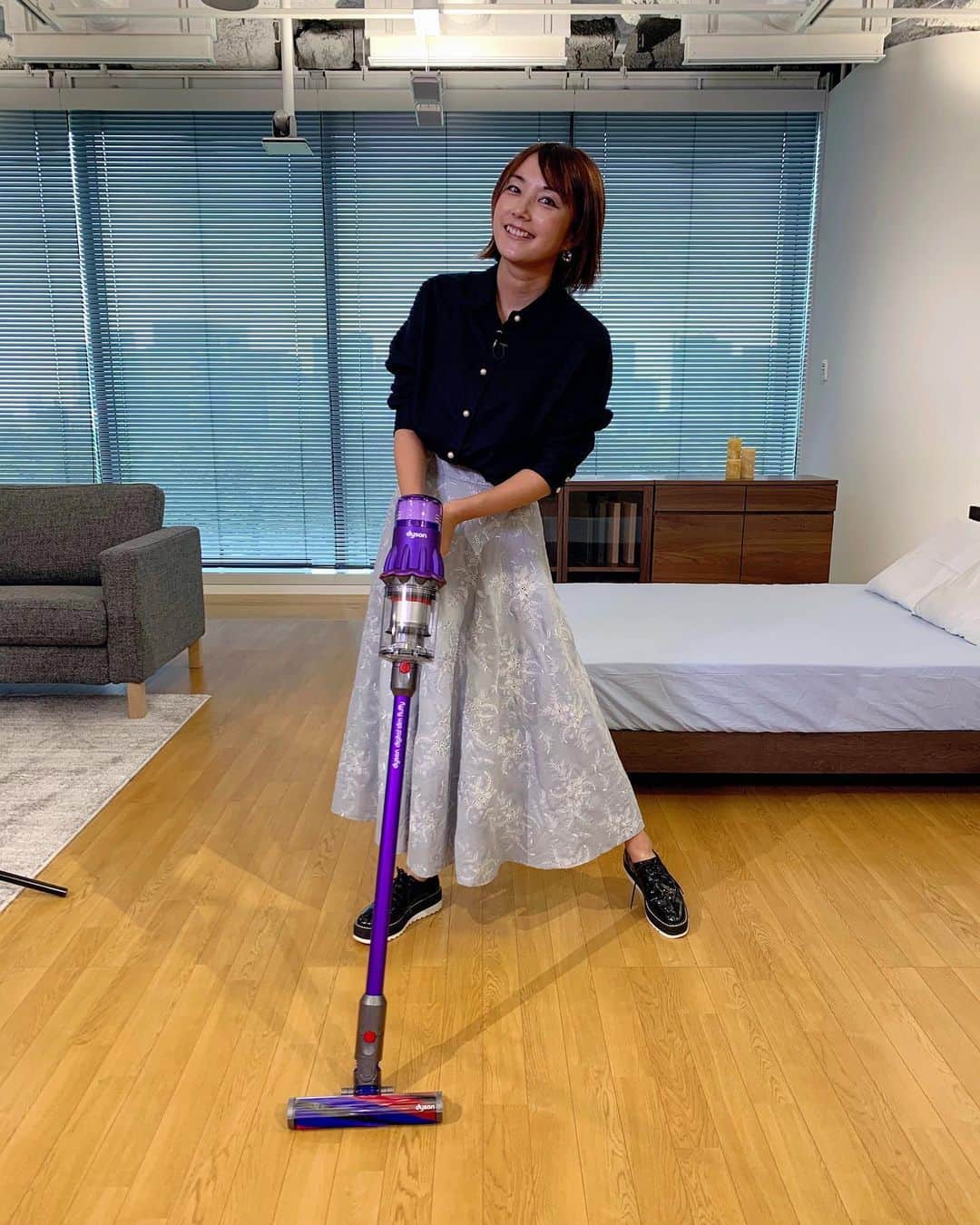 のインスタグラム：「#ダイソン　様に伺い撮影して参りました！  最新の　#コードレスクリーナー の凄さについて伺わせて頂きました！  発売されたばかりの #dysondigitalslim  我が家も　#dyson  #掃除機　長年愛用してますが とーっても軽くて、コンパクトで、スタイリッシュで、滑らかで、さらに使いやすく感動しました！  新調したくなる、、、🤪 是非ご体感くださいませ💪🏼 #静岡朝日テレビ #とびっきりしずおか　にて♡  @dyson  @dyson_jp」