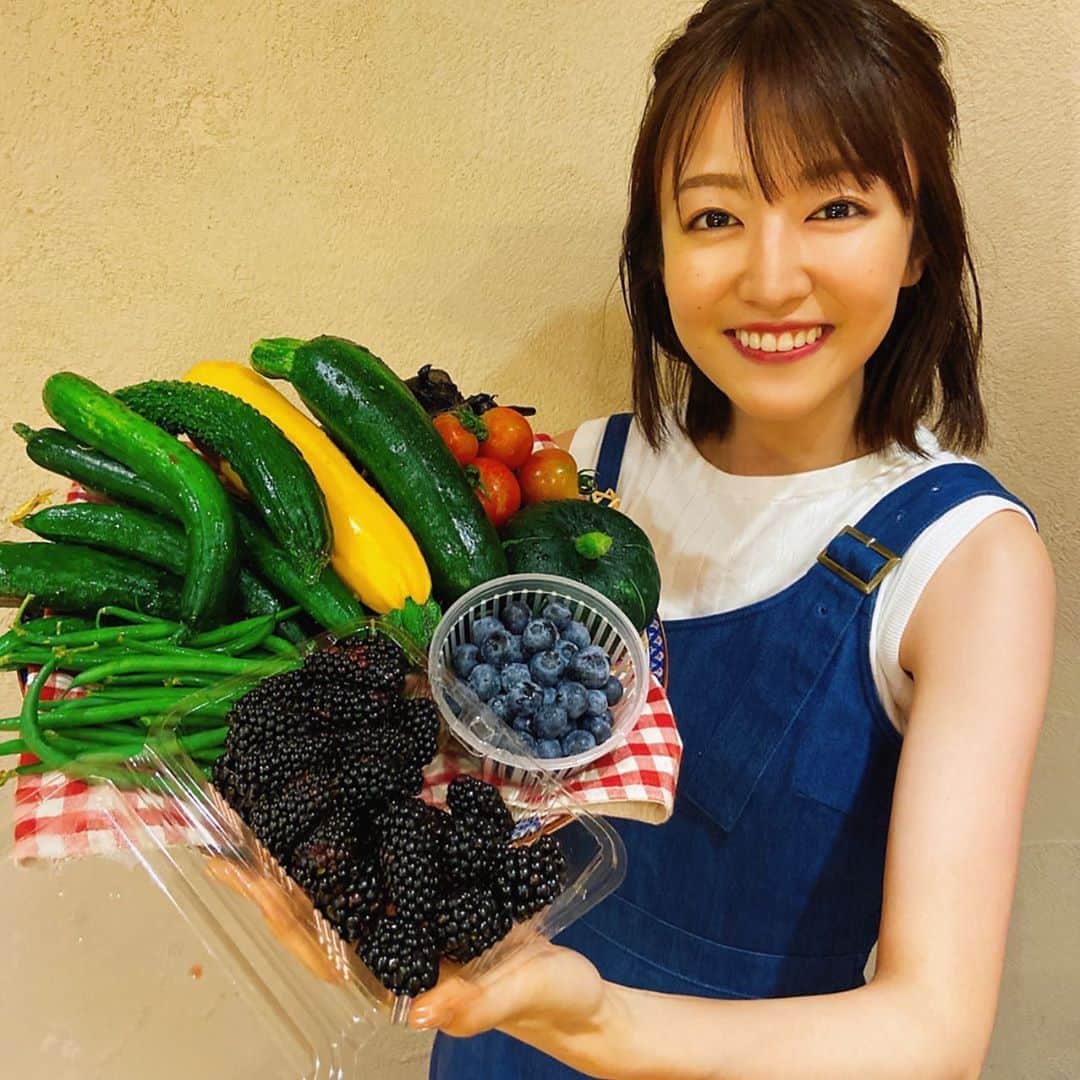 滝菜月さんのインスタグラム写真 - (滝菜月Instagram)「東京農家のコーナーでお世話になった﻿ 清水農園の清水さんから﻿ 誕生日にプレゼントしていただいた夏野菜。﻿ ﻿ サラダにしたり揚げ浸しにしたり﻿ ブラックベリーは半分スムージーにしました。﻿ どれも味が濃くてとっても美味しかったです！﻿ 早めの夏バテになってた私に﻿ 食欲を取り戻させてくれました。﻿ 心もお腹も満たされる嬉しいプレゼント。﻿ ﻿ 清水農園は自然と人が集まる素敵な場所です。﻿ 帰る時にいつも﻿ “いつでも来て下さいね”と﻿ 声をかけてくれる清水ご夫妻。﻿ ﻿ 早くまた会いたいな^ ^﻿ ﻿ #ヒルナンデス﻿」6月25日 19時58分 - taki_natsuki