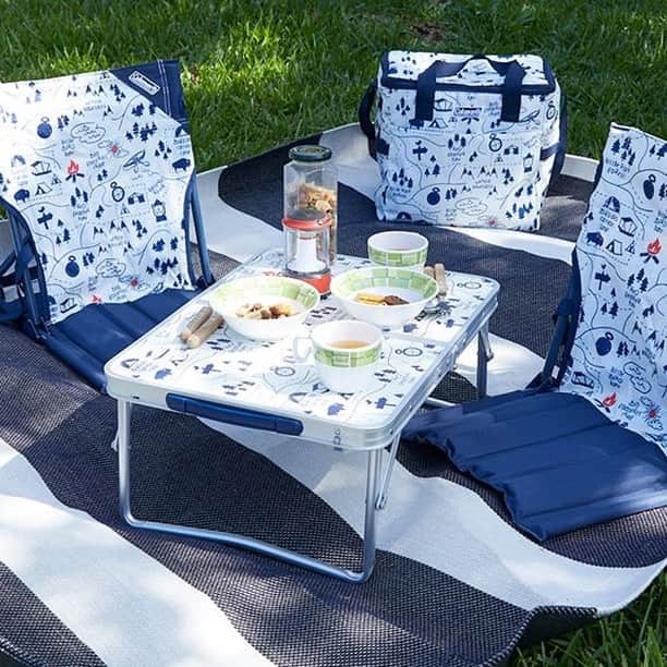 Coleman Japanのインスタグラム：「お庭やベランダにレジャーシートを広げるだけで、一気にピクニック気分♪ ・ コールマンオリジナル柄「キャンプマップシリーズ」で揃えたらもっと楽しい😆 ・ ・ ・ #灯そうColeman #灯そうコールマン #灯そう #Coleman #コールマン #Camp #キャンプ #Outdoor #アウトドア #コールマンチェア #おうちキャンプ #おうち時間 #StayHome #うちで過ごそう #私のコールマン #ピクニック #picnic #ベランピング #ベランダキャンプ #キャンプマップシリーズ #おうちコールマン」