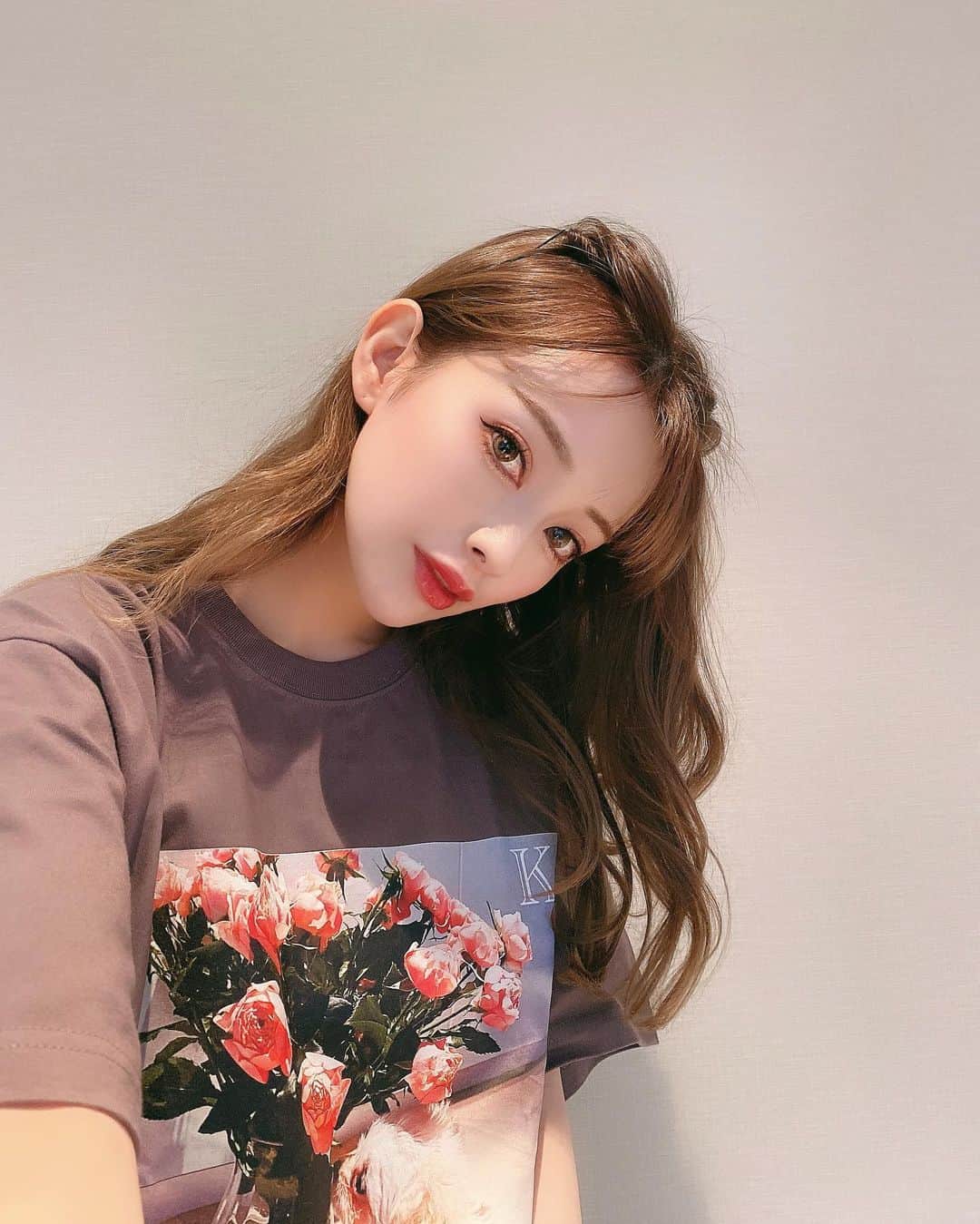 のインスタグラム：「何日も前から楽しみすぎてソワソワしてた2回目のソニックフィットに♥️♥️♥️﻿ 本当病みつきすぎてこれ無しでは生きていけない🥺🥺🥺✨✨✨﻿ ﻿ 最近結構ちらほらソニックフィットの名前を聞くようになってきたから流行りつつあるんだと思う❣️﻿ 私は個人的にハイフより効果ある🥺✨﻿ ﻿ リアル友達にも紹介しまくってみんなから教えてくれてありがとうって感謝されてます😂🙏💞💞﻿ ﻿ 顔のたるみが気になる人には﻿ 本当におすすめ♥️﻿ ﻿ 自分の本当の輪郭見えるから﻿ 逆に私ってこんなに弛んでるんだ‼️って衝撃受けるけど😂﻿ ﻿ また次の予約もしっかり取った💕﻿ ﻿ @rillee_on ﻿ ﻿ ﻿ #リリーオン﻿ #ソニックフィット﻿ #小顔﻿ #リフトアップ﻿ #小顔マッサージ#小顔矯正#小顔になりたい#リフトアップ効果#たるみ#たるみ改善#たるみケア#美容#美容好きな人と繋がりたい#美活#美容大好き#美肌#美肌ケア#美肌になりたい#美肌効果#美肌作り」