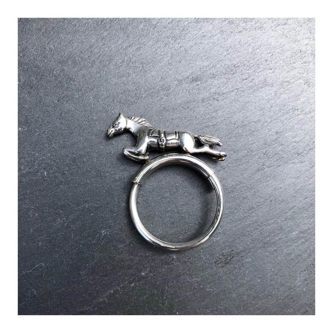 のインスタグラム：「-HIROB SOUTH NEWoMan新宿店-﻿ ﻿ ヴィンテージエルメスより、馬モチーフのキーリングが入荷です。﻿ ﻿ ・Vintage HERMES Horse Keyring﻿ ・￥42,000＋Tax﻿ ﻿ 7/12まで10％OFF開催しております！﻿ 普段は対象外のヴィンテージアクセサリーやバッグも対象です！﻿ 一点物ですので気になる方はお早めに。﻿ ﻿ お問い合わせ先﻿ HIROB SOUTH NEWoMan新宿店﻿ tel:03-5379-9372﻿ ﻿ #hirob ﻿ #hirobsouth﻿ #baycrews﻿ #antiquewatch﻿ #vintagewatch﻿ #vintageaccessories﻿ #vintagehermes﻿ #hermes﻿ #NEWoMan新宿﻿ ﻿ #ヒロブ﻿ #ヒロブサウス﻿ #ベイクルーズ﻿ #アンティークウォッチ﻿ #ヴィンテージウォッチ﻿ #ヴィンテージアクセサリー﻿ #ヴィンテージエルメス﻿ #エルメス﻿ #ニュウマン新宿」