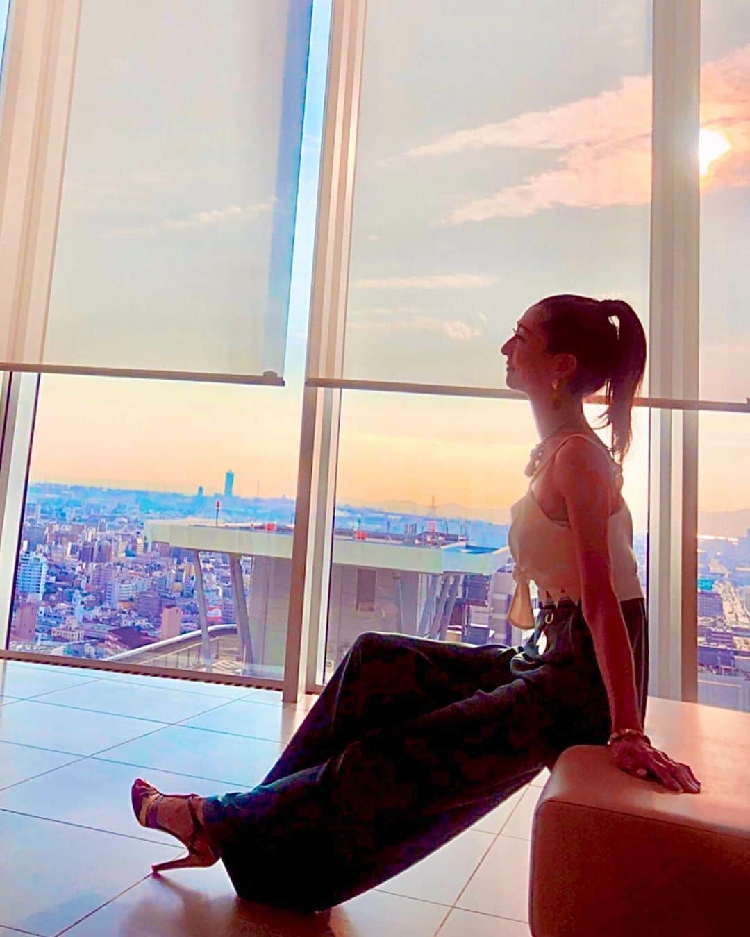 のインスタグラム：「⭐︎⭐︎⭐︎ #sunsetが美しすぎる ・ ・ マリオット大阪  @osakamarriott_miyakohotel ・ ・ お写真 𝕤𝕨𝕚𝕡𝕖 ▶︎▶︎してね♡ ・ ・ ・ 暮れていく様子を、うっとりず〜っと眺めていました🧡 ・ ・ ・ ・ @osakamarriott_miyakohotel @marriottbonvoy #sunset #大阪 #大阪マリオット都ホテル #マリオット大阪 #marriott #bonvoy #モデル #model #ウォーキング講師 #秘書 #インフルエンサー #神戸 #kobe #japan #日本 #followme #フォローミー #beauty #お洒落さんと繋がりたい #ファッション #コーデ」