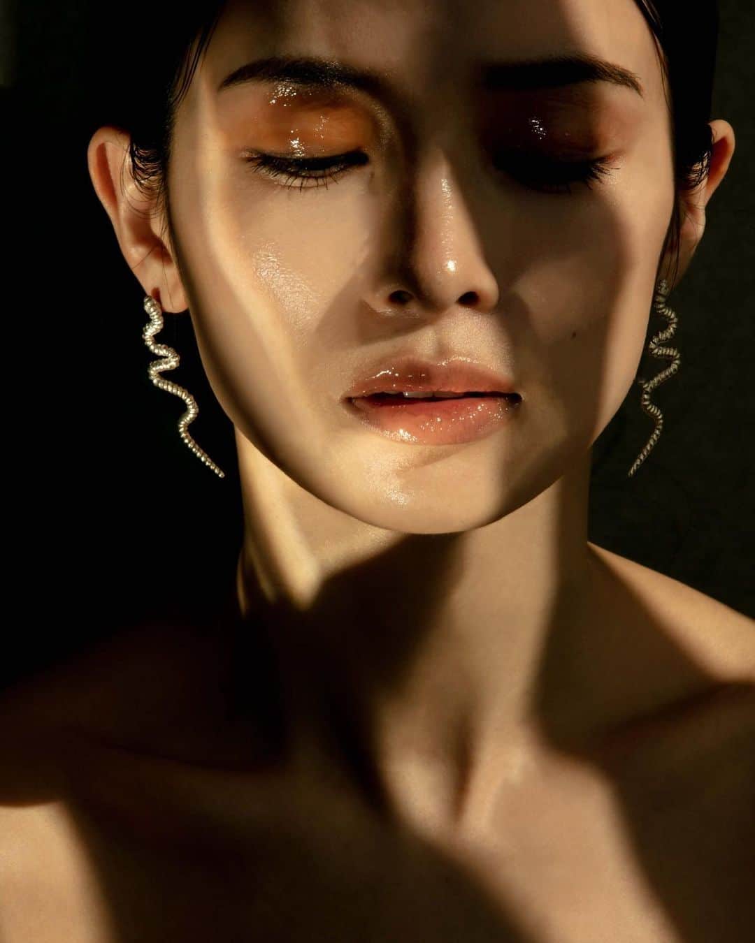 尾崎紗代子さんのインスタグラム写真 - (尾崎紗代子Instagram)「キターーー！ MONE初のシルバーアイテム！！ 受注販売開始です。 . 【限定のコラボアイテムが受注予約開始！！】 . ６月２５日20:00〜受注予約開始致しました！ 国内外問わず数多くのアーティストにも愛されている シルバージュエリーブランド @johan_silverman_paris とのコラボレーションが実現。 . 今回のアイテムは貴重な素材を使っている事もあり、 完全受注生産のみの販売になります。 是非この機会をお見逃しなく！ . @johan_silverman_paris × @mone_official_account  スペシャルコラボレーションアイテム . ROPE SNAKE EARRING(ロープスネークピアス) ￥44,000(＋tax) .  シトリンスネークピアスから再構築されたロープスネークピアスは敢えてシンメトリーに表現したことによりフォーマルな印象を与え、 目にダイヤモンドを入れる事で、よりラグジュアリーかつエレガントな表情を持たせた。 シルバー925(スターリングシルバー)を使用する事で経年変化を楽しむ事も出来るアイテム。 キャッチ部分はチタン素材を使用しており、アレルギー対応になっています。 .  #johansilverman #johansilvermanparis  #MONE #collaboration #silver925 #silveraccessory .  photographer @stylephylephotography . hair&make @junjun393 . special thanks @studiocidre .」6月25日 20時11分 - osayo_osayo