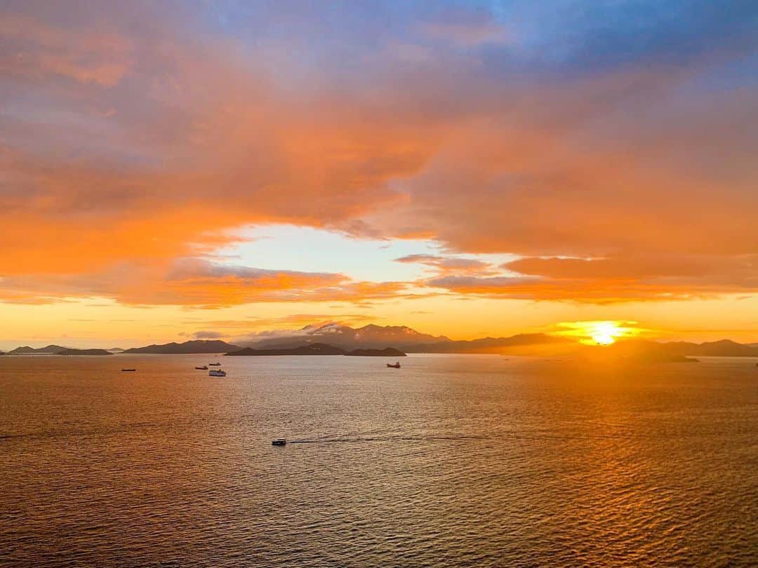 Elva Niさんのインスタグラム写真 - (Elva NiInstagram)「Sunset is the sun’s fiery kiss to the night 🌙 #elvasunsetdiary」6月25日 20時11分 - misselvani