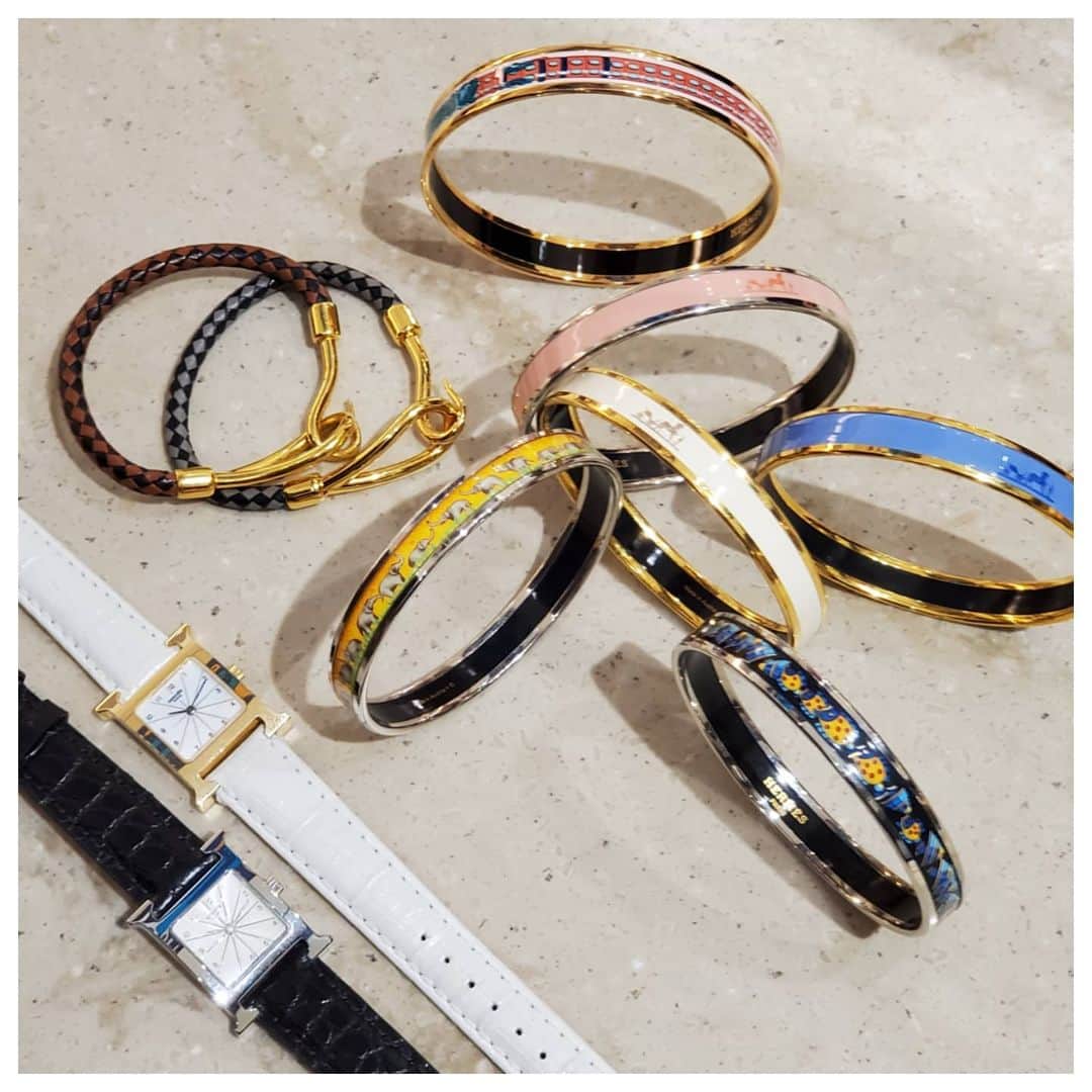 のインスタグラム：「－名古屋タカシマヤゲートタワーモール店ー  HERMESのヴィンテージアクセサリーが 新たに入荷致しました。  １枚目 ￥18,000～30,000+tax  2枚目 ￥28,000+tax ￥30,000+tax  3枚目 ￥24,000～28,000+tax  7/14迄、上記金額から10%off致します。  ご来店が難しいお客様も、お電話で お問い合わせ頂ければ、通信販売を ご利用頂けます。  当面の間、送料無料でご案内致しますので、 是非この機会にご利用くださいませ。  お問い合わせ先:052-589-8937 (営業時間10:00～21:00）  #hirob #hirobnagoyatgm #baycrews #vintage #hermes #outfit  #coordinate  #vintagehermes #ヒロブ #ベイクルーズ #ヴィンテージ #ヴィンテージショップ  #大人コーデ #大人カジュアル #エルメス  #taxfree #follow #爱马仕 #我的 #我的最愛 #卡地亚 #에르메스」