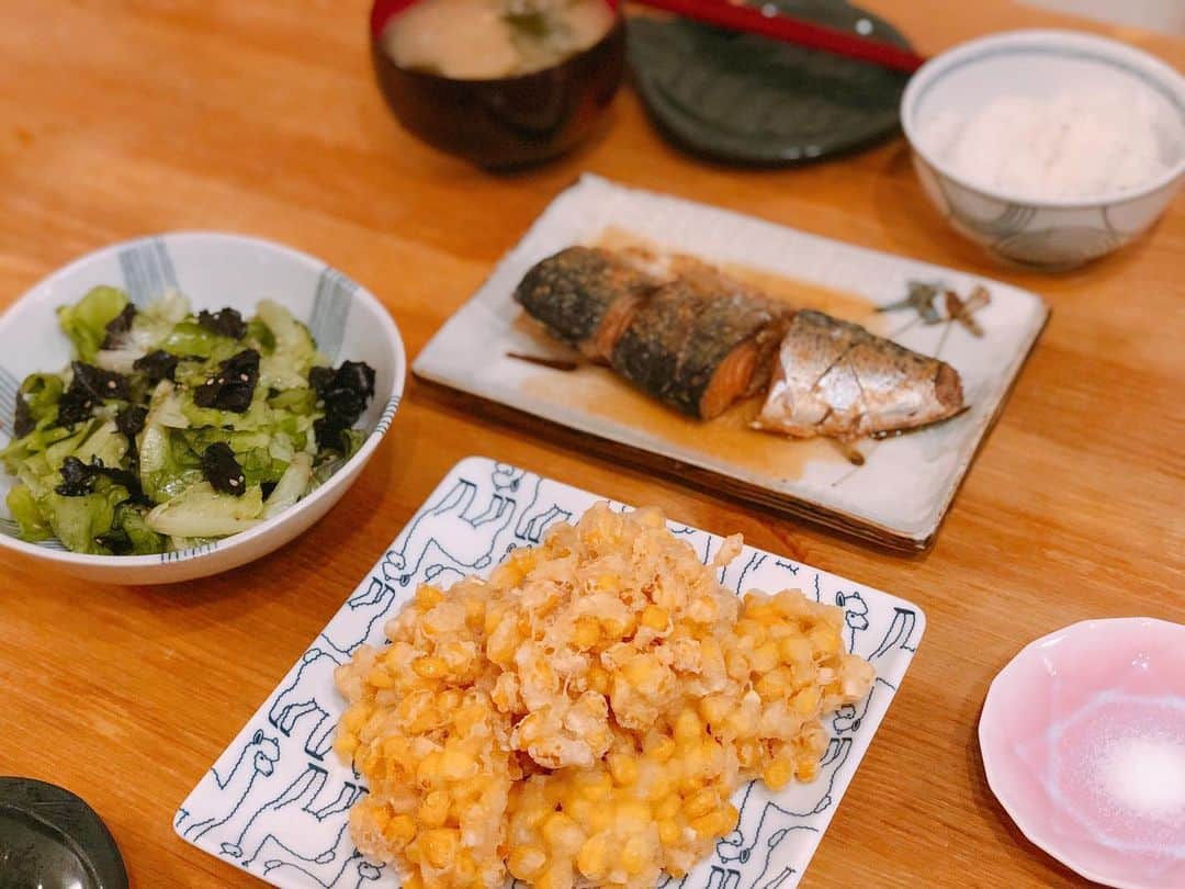 平田薫さんのインスタグラム写真 - (平田薫Instagram)「サバの味噌煮とトウモロコシのかき揚げ。 サバの味噌煮は圧力鍋で。 圧力鍋で仕込むとその間手が空くのでとても楽〜。 トウモロコシは最近八百屋さんで、いるなー、いるなー、食べたいなーと狙っていたんだ😏  トウモロコシ揚げたものなら基本なんでも好きだけど、 昔何回かお店で出会ったことのある、芯の部分ギリギリでそいで、でも形が残ってる素揚げみたいにしたかったのだけれど(丸々形なっているのでもなく、縦に芯付きで4等分とかしれているやつでもないやつ🤔) しっかり包丁といでギリギリを攻めたのだけれど、油に入れたらポロポロと分裂🤣 全部ほぐして急遽かき揚げに変更  結果美味しかったから良いのだけど、あの形ギリギリ残す削ぎ切り、習得したいー🤣あれはすごい技術だったのかな？？ 揚げる時に崩れないで削ぎ落とせる良い方法知ってる人いたら教えてほしい🥺  #かおる食堂#サバの味噌煮 #トウモロコシ」6月25日 20時06分 - hiratakaoru1215