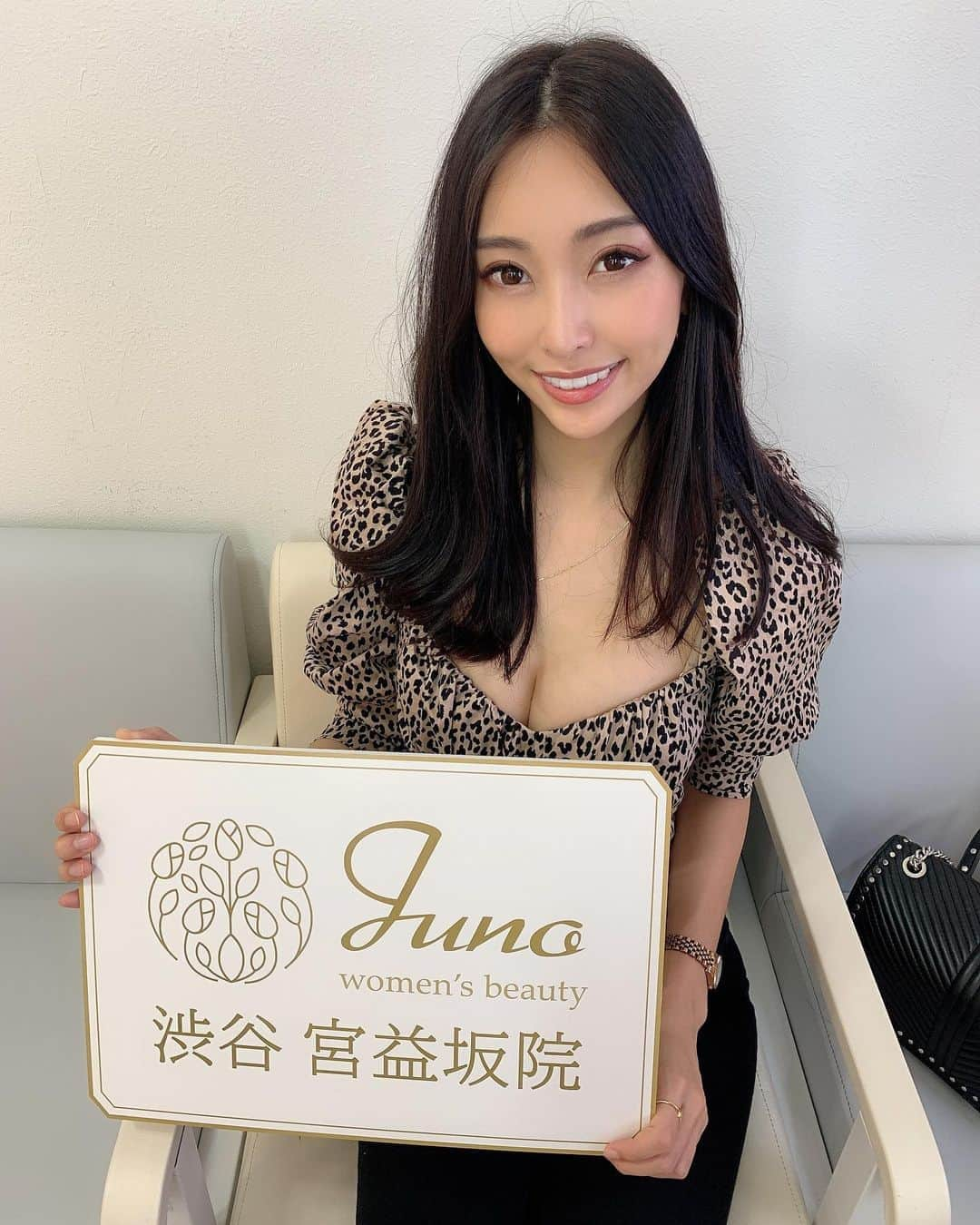 南真琴さんのインスタグラム写真 - (南真琴Instagram)「. . 夏に向けて眉アートメイクのリタッチをしました☺️ @juno_womens_beauty_shibuya_m . 去年はまっすぐ眉毛がよかったんだけど 今年はアーチ眉が気分だったから 形の修正もしてもらいました！ ダブルチェックで何度確認してくれたので 本当にイメージ通りの眉毛に👏👏 アートメイクはやってよかった施術No. 1❤️ . 私のインスタを見たといって来院すると 白玉注射プレゼントらしいです😳💓 . #アートメイク  #医療アートメイク  #アートメイク眉  #美眉  #落ちない眉  #美容好きな人と繋がりたい  #beautystroke  #ジュノ渋谷宮益坂院  #Juno渋谷宮益坂院  #Junowomensbeauty渋谷宮益坂院  #Junoグループ  #美容クリニック」6月25日 20時09分 - makoto666_