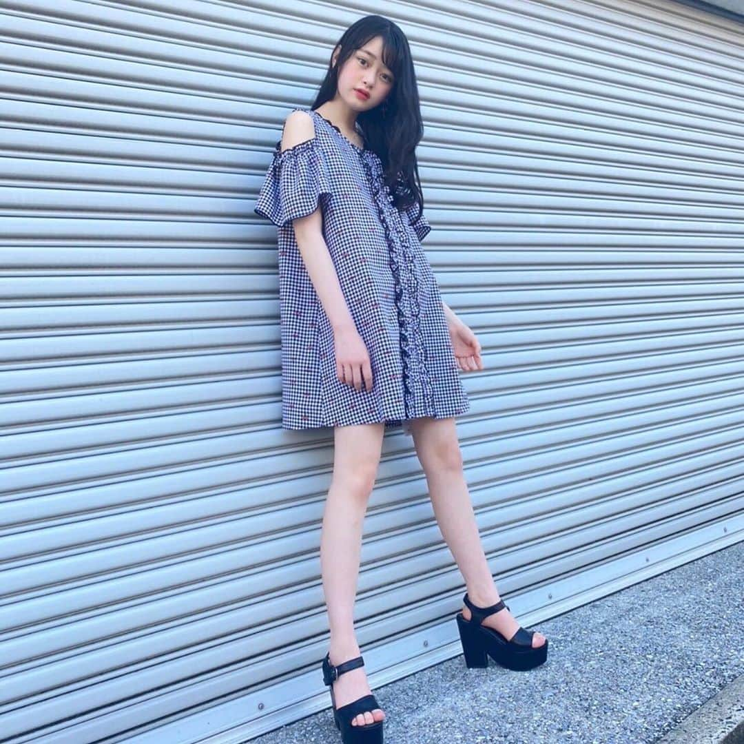 高比良由菜さんのインスタグラム写真 - (高比良由菜Instagram)「･ この前載せた写真の 全身ver👗💗 ･ 柄に小さいさくらんぼ🍒 が入ってるのと、 後ろの大きなリボン がめっちゃ可愛いの💗 (リボンちゃんと見えてなくてごめんね💧) ♥ #高比良由菜 #evelyn#ワンピース#オフショル#さくらんぼ#リボン#私服#ガーリー#夏コーデ#ギンガムチェック#ファッション#ワンピース」6月25日 20時10分 - yuna_takahira_official