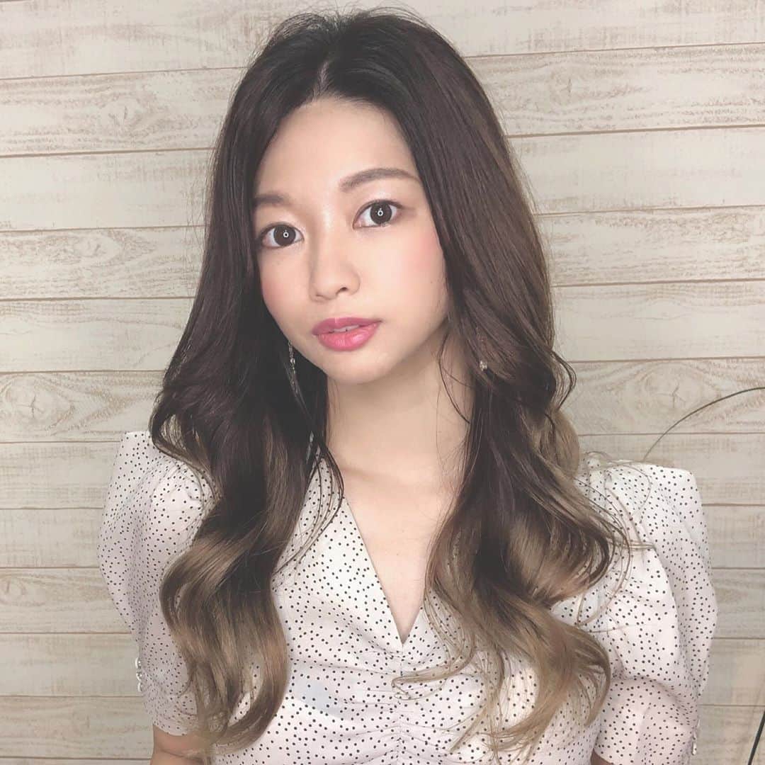 野田あず沙のインスタグラム：「Balayage 🌟﻿ ﻿ スワイプしてみてね🔜﻿ ﻿ ﻿ バレイヤージュカラー﻿ （ブリーチ＆グラデーションカラー）をしたよ！﻿ 所要時間が約3時間必要ですが、立体感のある垢抜けカラーで大満足です◎﻿ ﻿ 今回のテーマは虹プロメンバーにいそうな髪型🌈笑﻿ ﻿ ﻿ 河村さん﻿ @jewil_ryoya ﻿ いつもありがとうございます😊﻿ ﻿ ﻿ ﻿ ﻿ ﻿ ﻿ #イメチェン #バレイヤージュ #バレイヤージュカラー #ブリーチ #ハイライト #グラデーション #グラデーションカラー #サロン #ヘアカラー #渋谷サロン #虹プロ #虹プロジェクト #haircolor #niziproject﻿ #balayage #balayagehighlights #balayagehair」