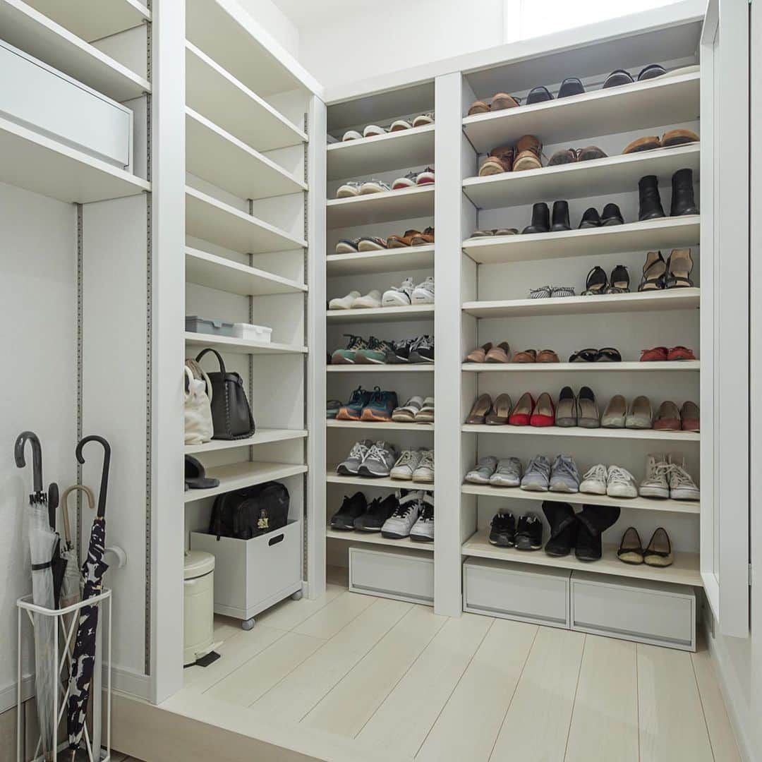 Cozy Homeさんのインスタグラム写真 - (Cozy HomeInstagram)「広々したシューズクローゼットが魅力。  家族がたくさんいても、靴をたくさん持っていても困りません☺️ シューズクローゼットが広いおかげで、玄関はいつもきれいに保てますよ。 ． ． #玄関 #シューズクローゼット #収納 #靴収納 #キレイに保てる玄関 ＝＝＝＝＝＝＝＝＝＝＝＝＝＝＝＝＝＝＝＝＝＝＝ 資料請求はコチラ →@cozyhome.wakayama2 ＝＝＝＝＝＝＝＝＝＝＝＝＝＝＝＝＝＝＝＝＝＝＝ 施工写真やイベント情報はプロフィールへ →@cozyhome.wakayama ＝＝＝＝＝＝＝＝＝＝＝＝＝＝＝＝＝＝＝＝＝＝＝ ＊ #コージーホームの家 #注文住宅 #cozyhome #新築#home #インテリア #工務店 #暮らし #マイホーム #コージーホーム #注文住宅和歌山 #和歌山市  #interior #家づくり #住宅 #instahouse #マイホーム計画 #施工写真 #見学会 #おしゃれな家 #暮らしを楽しむ家づくり」6月25日 20時13分 - cozyhome.wakayama