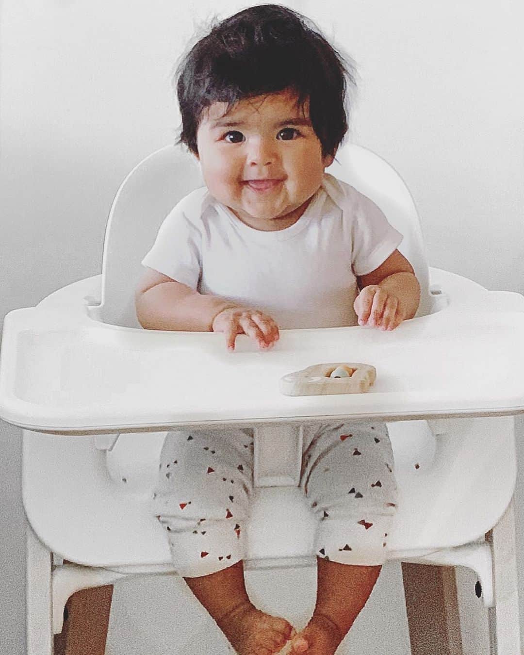 サマンサウィルスのインスタグラム：「Guys, you already know my niece, Anaïs. This post is just a reminder that she is ridiculously, crazy cute and I think we should all adopt her ‘just happy to be here’ attitude. ❤️ Much love xx cc @melyudi」