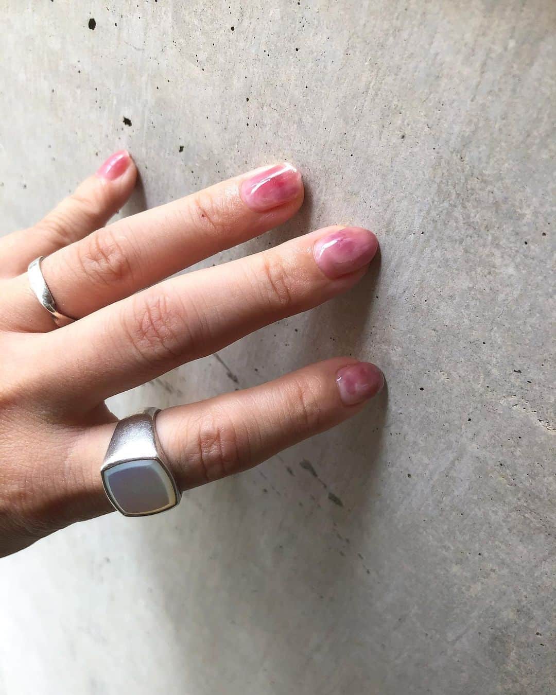北岡りえのインスタグラム：「無花果ブームがまたきました🥥 nailist by  @_____minuit . .  #nuancenail  #shortnails  #いちじくネイル」
