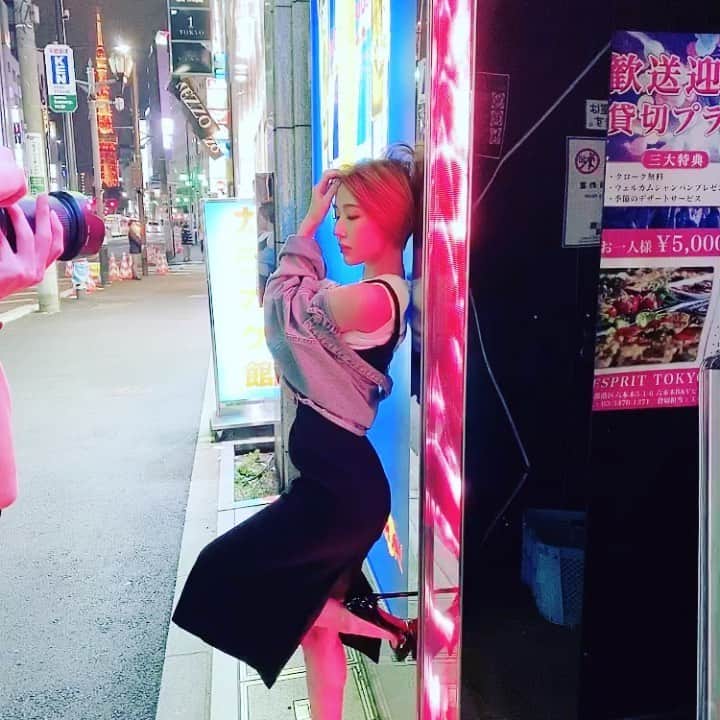 ナナのインスタグラム：「. お店のインスタ用撮影しましてよ めちゃくちゃイキってるけど顔パンパンで絶望🙄一眼レフ怖い、、。 . #tokyo#東京#六本木」