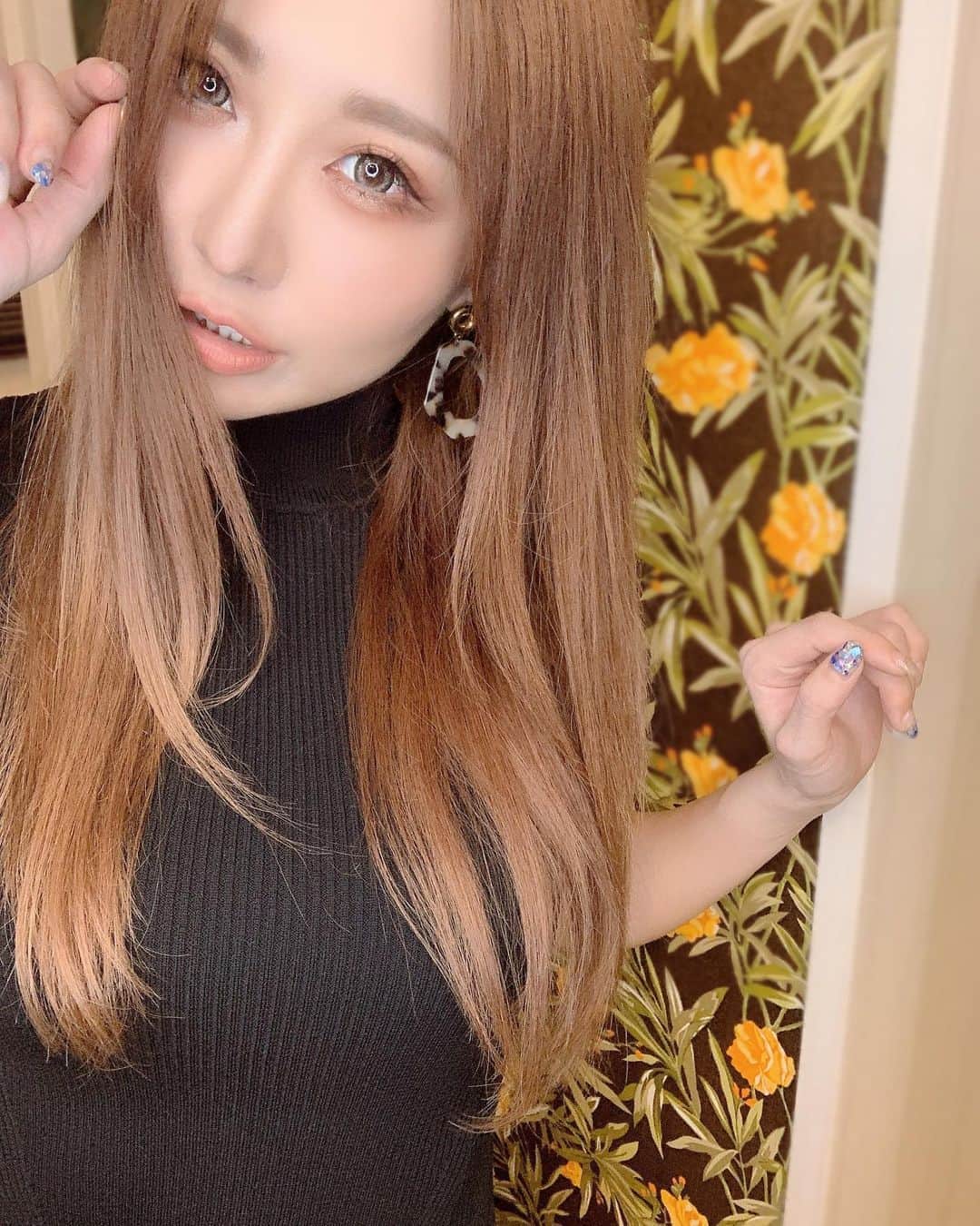 春咲ひなたのインスタグラム：「エクステつけないでこの長さ… 長い道のりだった…💓 目標達成したからもー切りたい🦩w . . #せるふぃー#おっぱい#お姉さん#自撮り#自撮り界隈#東京#新宿#歌舞伎町#キャバ嬢#もはや#元キャバ嬢#アジアンクラブ#マツエク#アイリスト募集中#春咲ひなた#YouTube#youtuber#新米#ゆーちゅーばー . YouTubeに関する問い合わせ先♡  株式会社YEEELL 〒150-0002  東京都渋谷区渋谷3-27-11 祐真ビル新館5F  info@yeeell.jp」