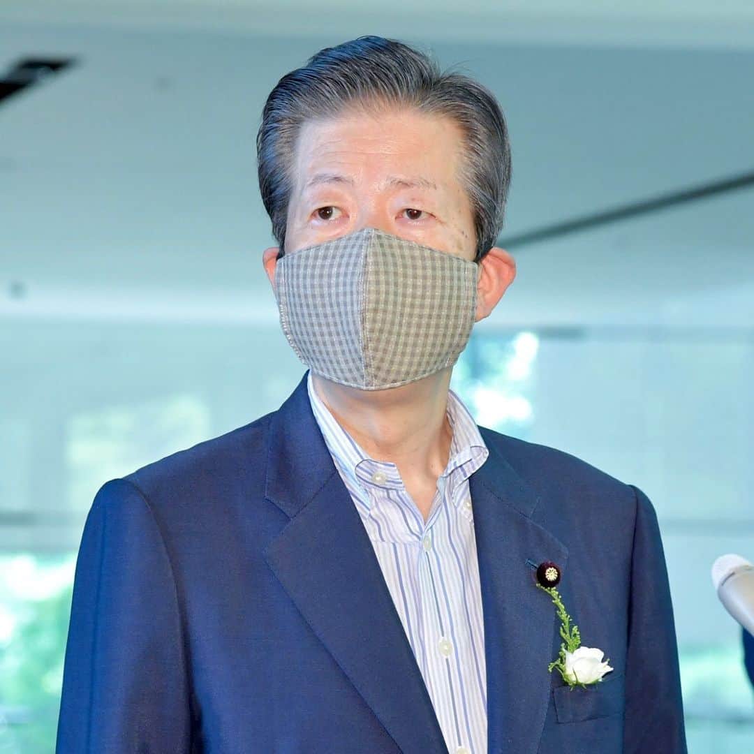 公明党さんのインスタグラム写真 - (公明党Instagram)「﻿ ﻿ 経済回復、総力挙げて﻿ ﻿ 感染「第２波」万全の備えも／自公党首が一致﻿ ﻿ 　安倍晋三首相（自民党総裁）と公明党の山口那津男代表は２４日昼、首相官邸で会談し、今後の新型コロナウイルスへの対応について、政府・与党として感染拡大「第２波」への備えに万全を期すとともに、外出自粛や幅広い休業要請などで大きな打撃を受けた経済の立て直しに総力を挙げることで一致した。﻿ ﻿ 　第２波への備えについて自公両党首は、１７日に閉会した通常国会の取り組みを振り返り、これまでの教訓を踏まえて進めていく方針を確認。経済の立て直しに向けては、緊急事態宣言の解除を受け、人の動きや企業活動が徐々に活発化してきたことから、「感染拡大を防ぐための『新しい生活様式』の下、全力で取り組む」との認識で一致した。﻿ ﻿ 　一方、衆院解散・総選挙の時期に関して、安倍首相は「頭の片隅にもない」との認識を改めて示した。﻿ ﻿ ■陸上イージス停止で山口代表「国民にしっかり説明を」﻿ ﻿ 　また、陸上配備型迎撃ミサイルシステム「イージス・アショア」の配備手続きを停止するとした防衛省の発表について山口代表は、「率直に言って唐突感があった。しっかり国民に説明してもらいたい」と要請。これに対し、安倍首相は「丁寧に説明していきたい」と応じた。﻿ ﻿ 　自公党首会談終了後、山口代表は、ミサイルが発射される前に相手国の基地を攻撃する「敵基地攻撃能力」の保有に関して記者団に問われ、「政策判断として保有はしない」という政府の一貫した見解を基本に対応すべきだとの考えを示した。﻿ ﻿ （6月25日付　公明新聞記事📝）﻿ ﻿ #コロナ﻿ #新型コロナ﻿ #公明党﻿ #小さな声を聴く力﻿ #山口なつお﻿ ﻿」6月25日 20時24分 - komei.jp