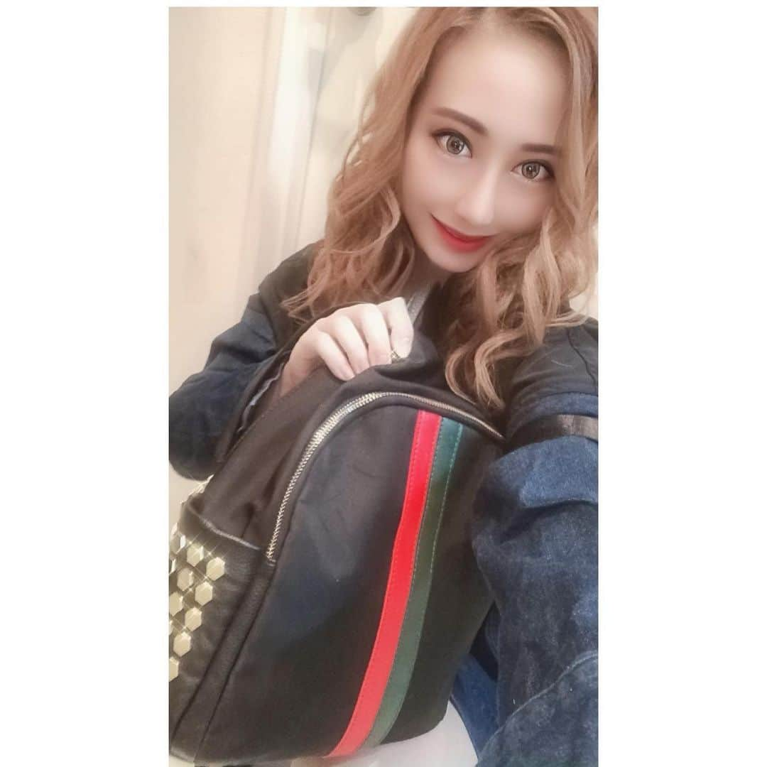 リアラさんのインスタグラム写真 - (リアラInstagram)「NEW BAG!! @teftef.shop . .  アマテラスの入り口から撮りました♪ 大好きなお店です✨ アマテラスのキャストさんも黒服さんもみんな優しいし、金土出勤楽しみ✨ #歌舞伎町#新宿#キャバ嬢#キャバクラ#アマテラス#リアラ」6月25日 20時25分 - riaranyan