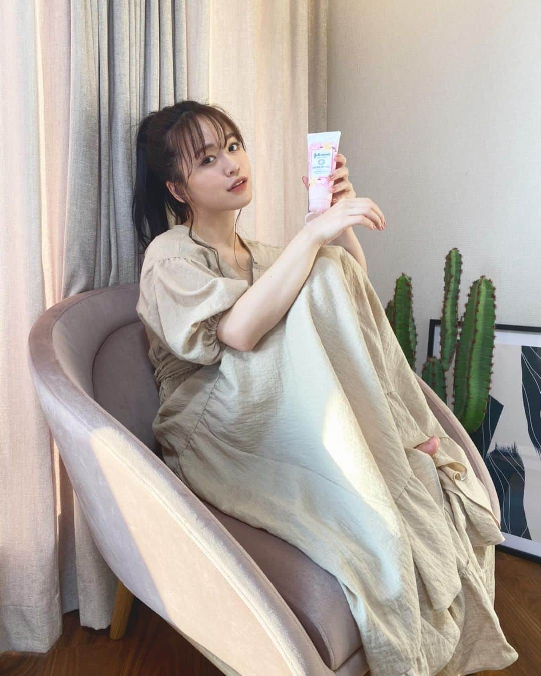 菅本裕子さんのインスタグラム写真 - (菅本裕子Instagram)「今日upした動画見て頂けたでしょうか〜！😌❤︎﻿ ﻿ 今回はジョンソンボディケアさんとのコラボ動画で、、！﻿ デート前の準備動画で、新商品のリフレッシュジェルを使わせて頂いています・・！﻿ ﻿ これめちゃ良くて！何回か既に動画で紹介しているんですが・・﻿ ﻿ さらっとしたテクスチャーのジェルで、においケア・保湿・香り付けができるっていう、、﻿ 夏場の保湿はベタベタしたくなくて、良いもの探してたから今回使わせて頂いたとき本当に感動しました。。！😭﻿ ﻿ ゆうこすは特にピンク色のサマーフローラルの香りが推し！甘いフローラルの香りが大好きで..♡﻿ ﻿ まだ動画見てないって方はぜひ見てね〜！﻿ ﻿ #においケア#汗ケア#めざましジェル #PR #ジョンソンエンドジョンソン#保湿#ボディケア#いいにおい#サマーフローラル #ジョンソンボディケア #リフレッシュジェル﻿」6月25日 20時26分 - yukos0520