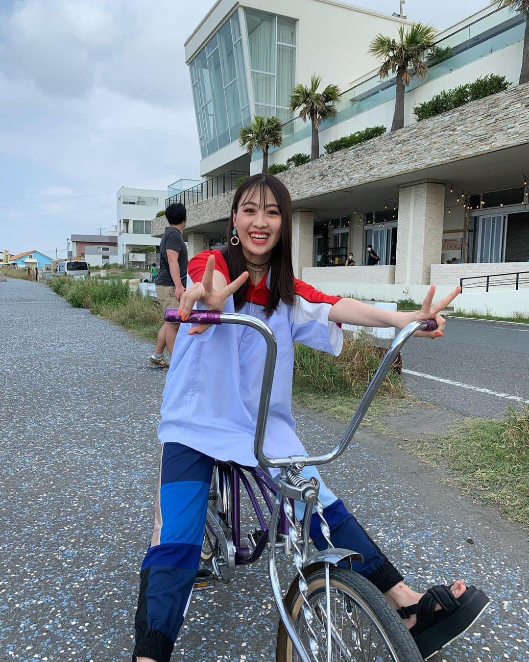 moca さんのインスタグラム写真 - (moca Instagram)「mvオフショット~🌞﻿ ﻿ この自転車漕ぐの難しかったんだけど💦笑﻿ ﻿ 乗ったことある人🙌🏻﻿ ﻿ あ、ハッシュタグ決まりました👏🏼﻿ #心はONETEAM で﻿ 投稿してください💜🧡❤️💚💙」6月25日 20時27分 - moca_lol