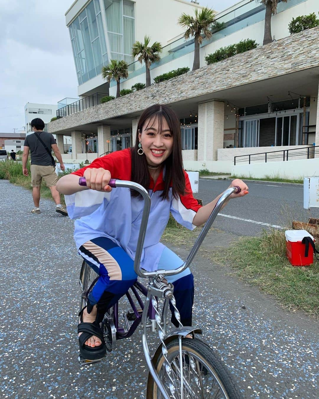 moca さんのインスタグラム写真 - (moca Instagram)「mvオフショット~🌞﻿ ﻿ この自転車漕ぐの難しかったんだけど💦笑﻿ ﻿ 乗ったことある人🙌🏻﻿ ﻿ あ、ハッシュタグ決まりました👏🏼﻿ #心はONETEAM で﻿ 投稿してください💜🧡❤️💚💙」6月25日 20時27分 - moca_lol