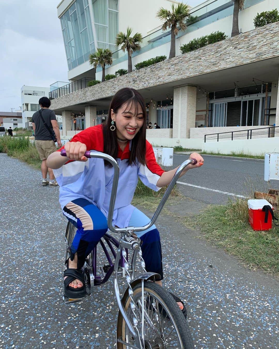 moca さんのインスタグラム写真 - (moca Instagram)「mvオフショット~🌞﻿ ﻿ この自転車漕ぐの難しかったんだけど💦笑﻿ ﻿ 乗ったことある人🙌🏻﻿ ﻿ あ、ハッシュタグ決まりました👏🏼﻿ #心はONETEAM で﻿ 投稿してください💜🧡❤️💚💙」6月25日 20時27分 - moca_lol