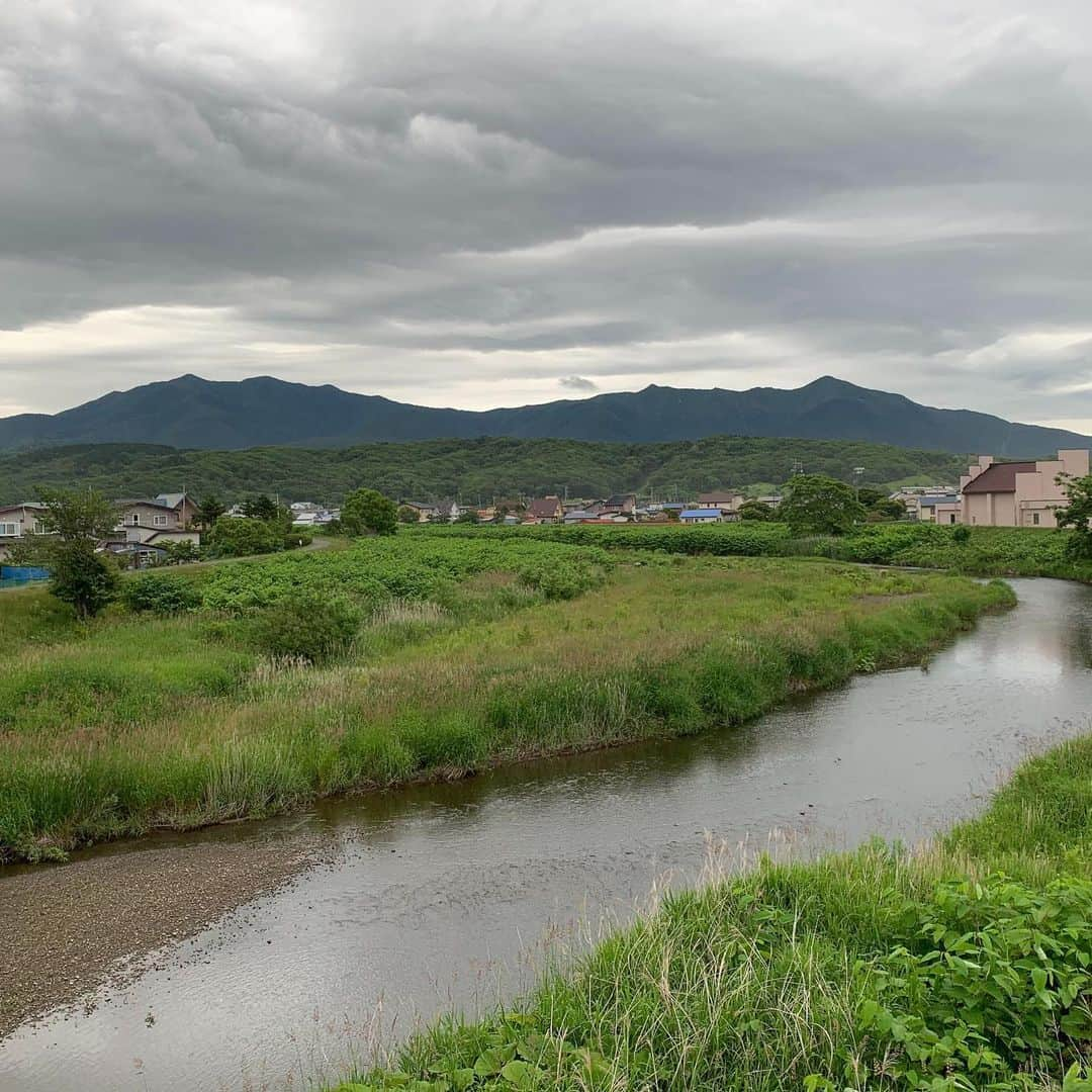 北海道様似町東京事務所さんのインスタグラム写真 - (北海道様似町東京事務所Instagram)「様似町からです  From Samani  #アポイ岳#日高山脈#日高山脈襟裳国定公園 #様似川#田舎の風景 #田舎#田舎暮らし#適疎#適当に疎のある暮らし 自然#自然が好きな人と繋がりたい  #登山#mountain #山 #ジオパーク #写真#写真好きな人と繋がりたい  #登山好きな人と繋がりたい #アポイ岳ジオパーク #geopark #samani #hokkaido #japan  #北海道#様似町」6月26日 7時17分 - samanitokyo