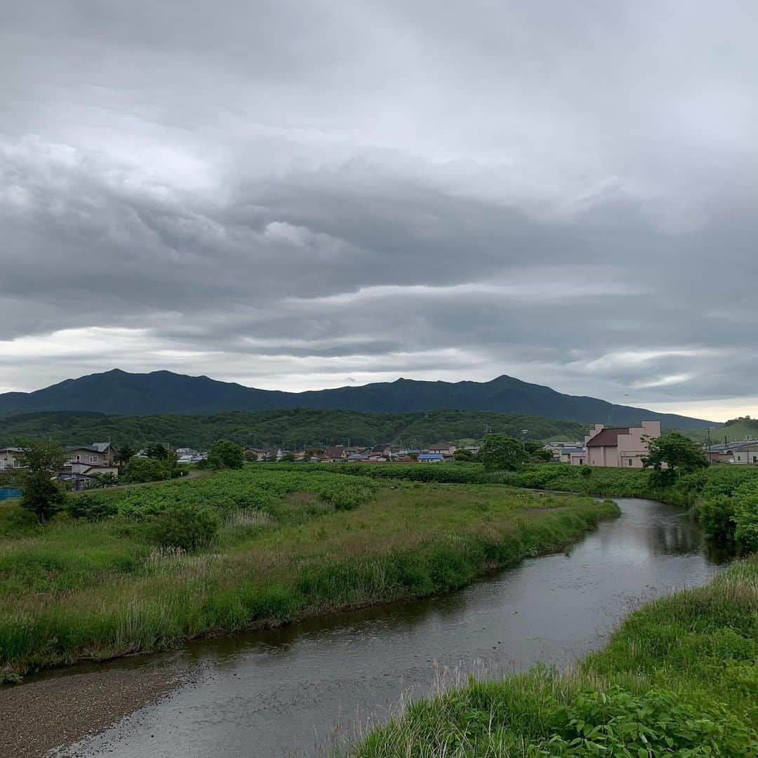 北海道様似町東京事務所さんのインスタグラム写真 - (北海道様似町東京事務所Instagram)「様似町からです  From Samani  #アポイ岳#日高山脈#日高山脈襟裳国定公園 #様似川#田舎の風景 #田舎#田舎暮らし#適疎#適当に疎のある暮らし 自然#自然が好きな人と繋がりたい  #登山#mountain #山 #ジオパーク #写真#写真好きな人と繋がりたい  #登山好きな人と繋がりたい #アポイ岳ジオパーク #geopark #samani #hokkaido #japan  #北海道#様似町」6月26日 7時17分 - samanitokyo