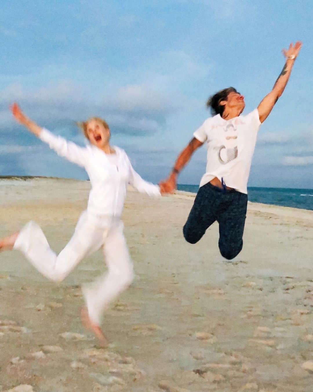 キース・アーバンのインスタグラム：「Happy Anniversary Baby!!!!! 14 years.... and i feel like your boyfriend in ALL the right ways!!!!」