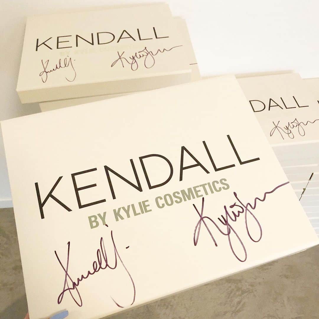 Kylie Cosmeticsさんのインスタグラム写真 - (Kylie CosmeticsInstagram)「signed #kendallxkylie PR boxes will be available tomorrow 9am pst! be quick, there are only 200 boxes and you won’t want to miss this... 🤍✨ 6.26」6月26日 7時19分 - kyliecosmetics