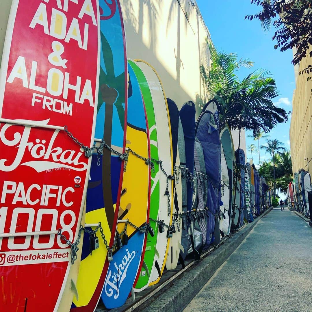 Aloha Street アロハストリートさんのインスタグラム写真 - (Aloha Street アロハストリートInstagram)「ワイキキビーチに抜けるこの通路、良いですよね☺️🏄‍♀️🌴（エリカ） ・ ・ #ハワイ#ワイキキ#ワイキキビーチ」6月26日 7時22分 - alohastreetcom_hawaii