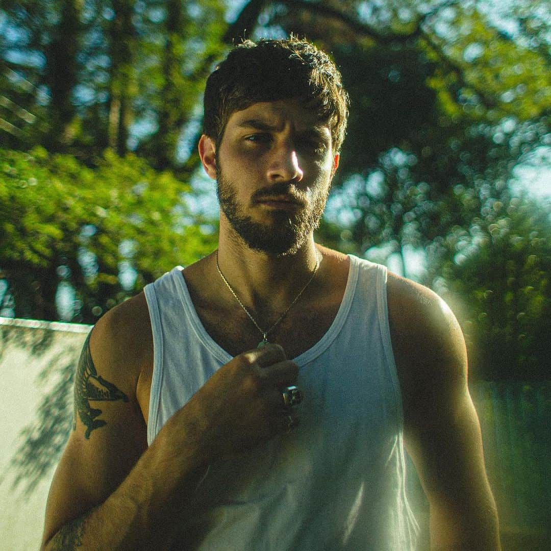 Chay Suedeのインスタグラム：「A primeira música de @o__sal , "Chora pra ver como é", será lançada no dia 30/06, terça que vem. Você já pode fazer o pre save e seguir o perfil de @o__sal no @spotifybrasil .  foto: @youknowmyface」