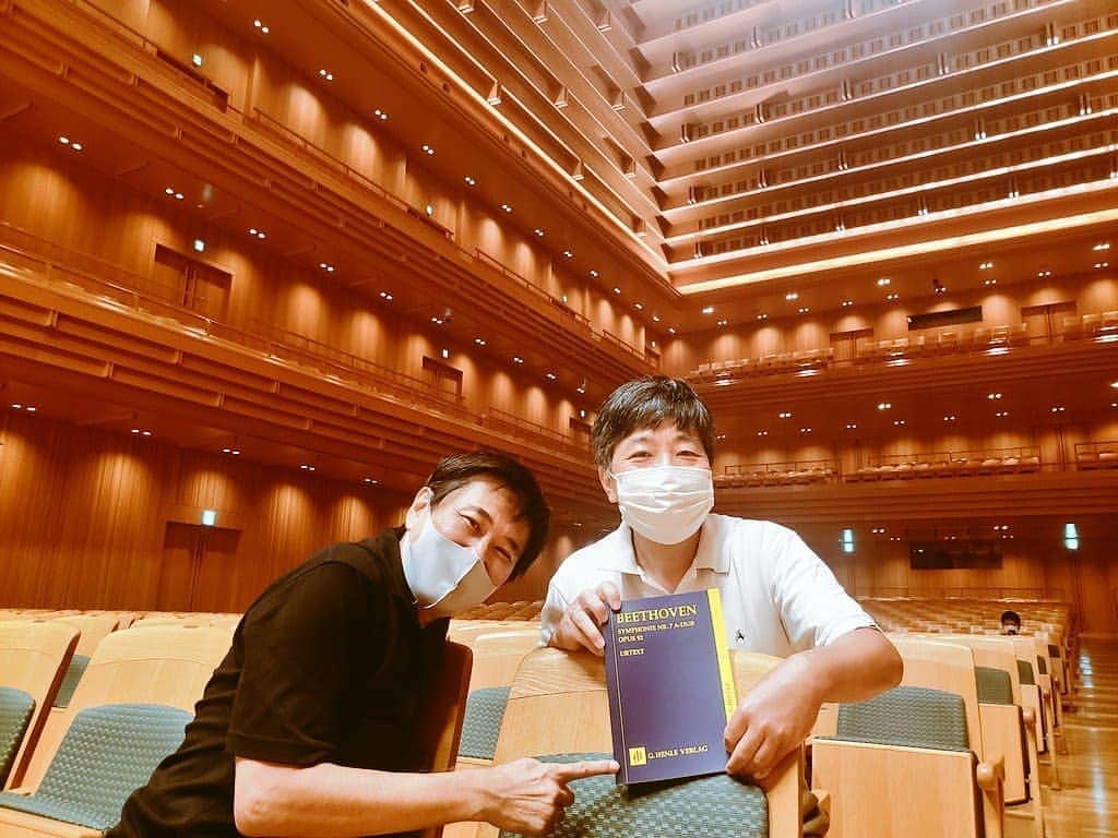 藤岡幸夫のインスタグラム：「97日ぶりの指揮台…❗２６日の東京シティフィル定期のリハーサル。高関健マエストロも来て下さいました。写真はベートーヴェン７番の最新版のスコア😊 コンマスは戸澤哲夫さん(向かって左) でもう一人のコンマス荒井英治さんは本人の希望で2nd首席‼️で７番の2ndは以前から弾きたくて(ロックだから❗)初めて弾くそうです‼️😊 YouTubeで19時～無料動画配信。東京シティフィルで検索してください😊😊」