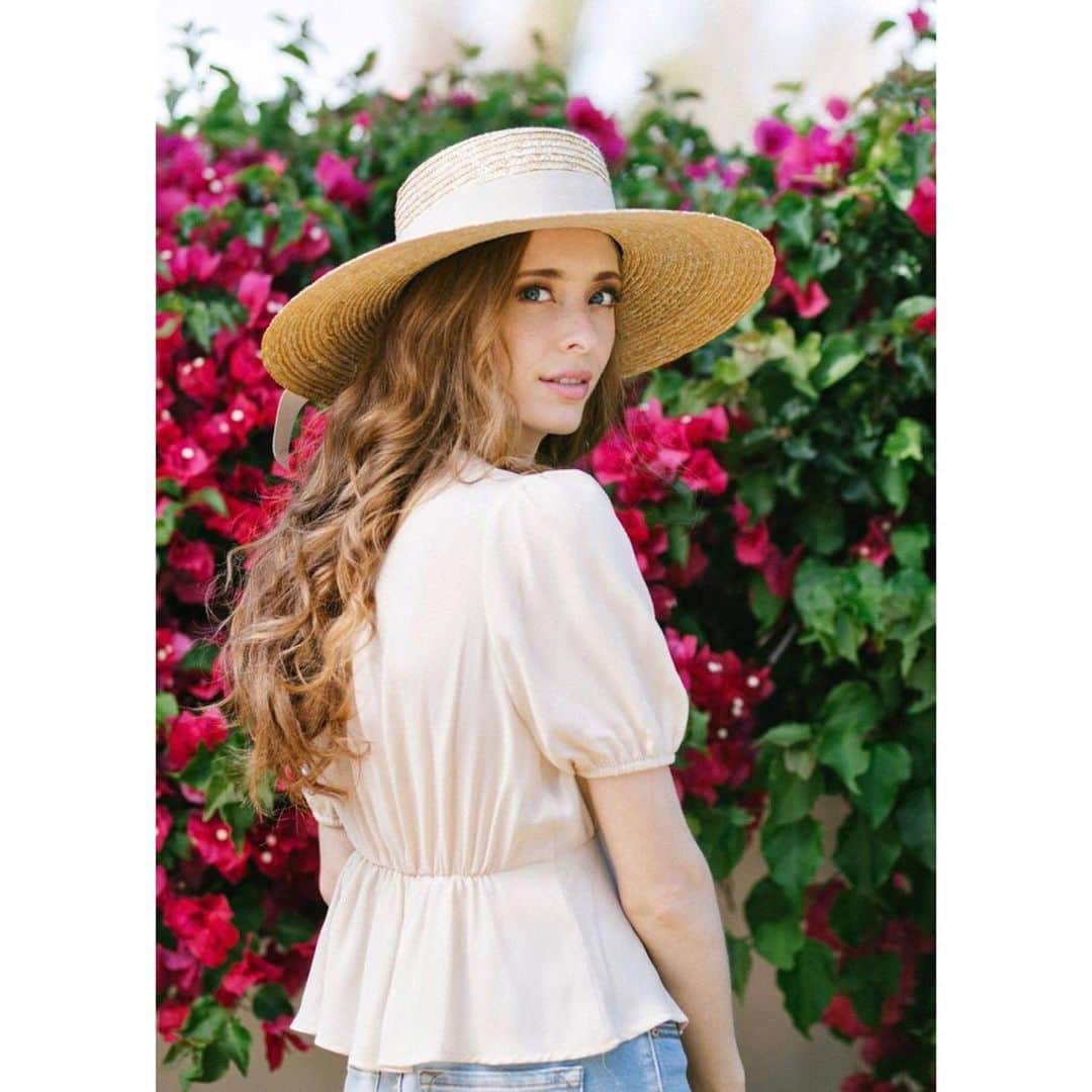 アシュリン・ピアースのインスタグラム：「“A flower does not think of competing with the flower next to it, it just blooms.” ✨  Photography: @laceandlocks  For: @shopmorninglavender  #AshlynPearce #MorningLavender #Summer #Actress #Model #Modeling #Fashion  #FashionPhotography #Editorial #LookBook #Photography #BestPhoto #SpeakYourself #LoveYourself #RedHeads #Beauty #Love #FearlessFemales #SantaFe #California #Flowers #Clothing #Feminine #GorgeousGirl #LongHair #Pretty #Pink #Art #Goals #SummerVibes」