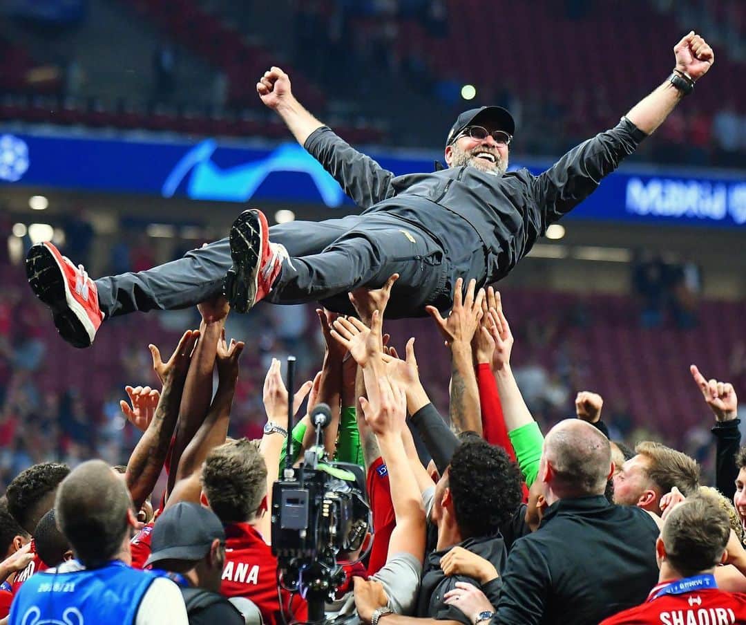 F2Freestylersのインスタグラム：「THEY’VE DONE IT! 🔥 Congratulations @liverpoolfc - Premier League Champions! 🏆 What a manager! 👔 What a team! ⚽️」