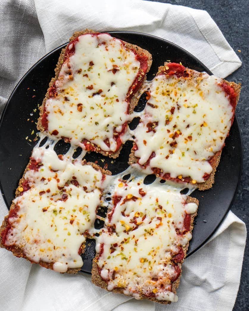 ボビー・ブラウンのインスタグラム：「Been loving @ggfiber for awhile now... such a satisfying & fiber-rich alternative to carbs. I especially love the gluten free ones. Especially when you can make pizza out of them. Check out the link in bio for my fave GG Cracker recipes to satisfy all cravings —sweet, savory, and when you don’t know what you want to eat.  Also, head on over to @evolution_18 for a chance to win some.  xx」
