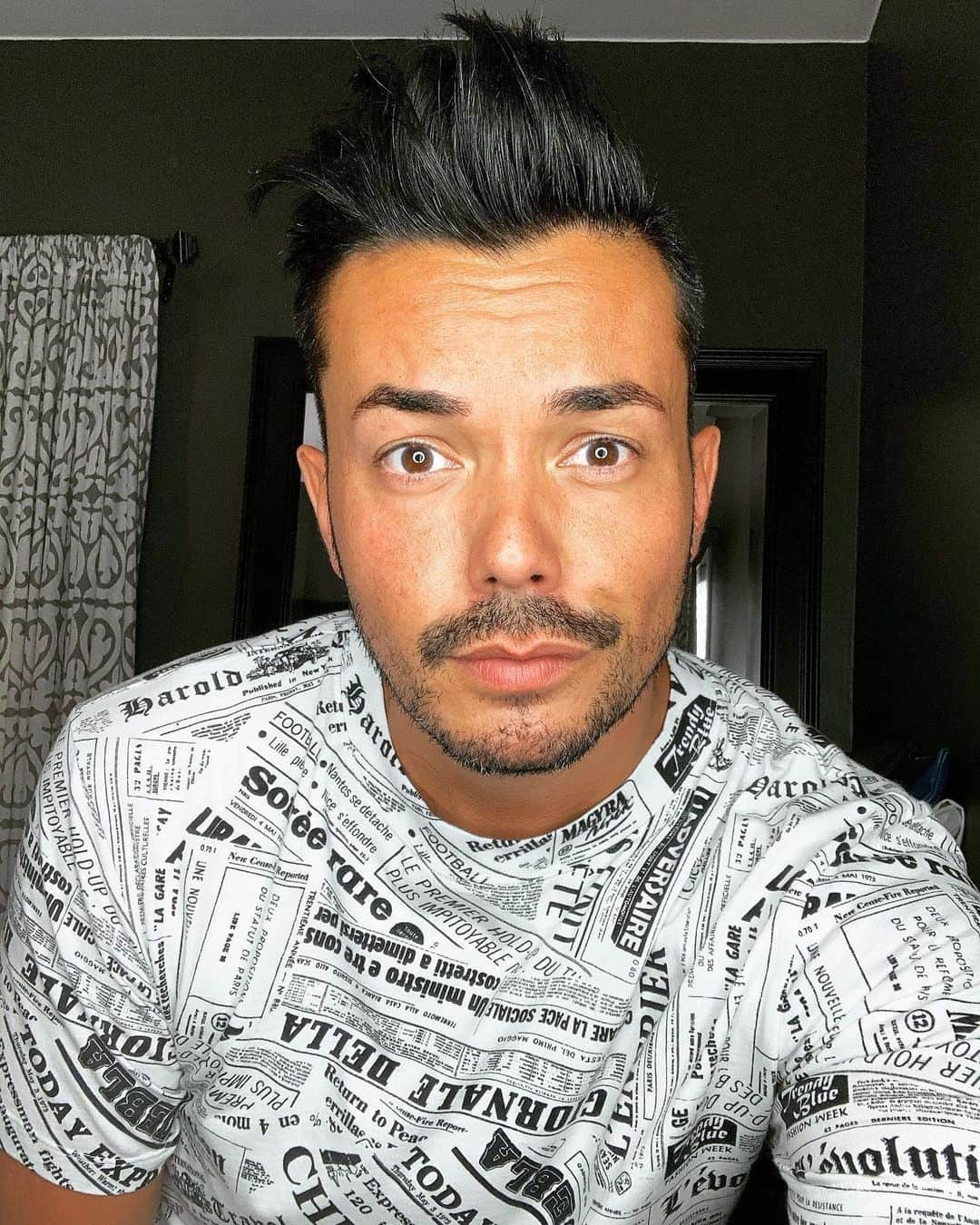 アンソニー・ラモスのインスタグラム：「This @sandroparis T was from my last shopping trip before before quarantine. I bought it because it reminded me of Carrie Bradshaw’s famous Dior newspaper print dress. Y’all remember that one? 📰🗞」