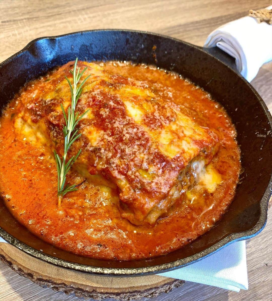 Arancino Di Mareのインスタグラム：「Our Oven Baked Lasagna has become a favorite with guests!  Available for dine-in, takeout or delivery! #arancinodimare #arancino #italian #foodagogo #hawaii #italianrestaurant #eatlocal #イタリア #oahu #pasta #takeout #🍕#hawaiisbestkitchens #honolulu #honolulumagazine #808 #support808 #frolichawaii #アランチーノビーチウォーク #アランチーノ #イタリアン #ハワイ #おいしい #ホノルル #lasagna #おうちでアランチーノ #socialdistancing #ハワイ大好き #パスタ #ラザニア」