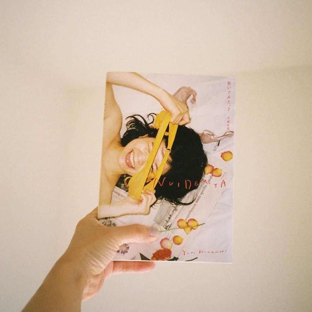 花盛友里のインスタグラム：「『そのシワも、アザも、お尻の線も、全部生きてきた証』  自分のこと全部好きになるのは難しいかもしれないけど、どこか一つ、小さな小さなどこか一つでも好きだなーって思うところ見つけたら、絶対自分のこと前より好きになるって思うなー。  この本はそうやって自分を少しだけ好きになった女の子たちの40分間のドキュメンタリー。 そんな気持ちで見てほしいな♡」