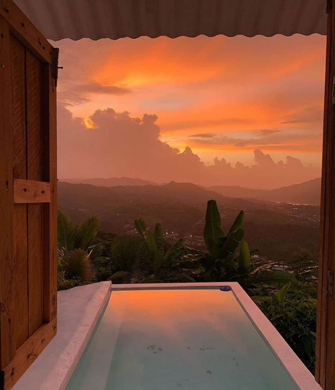 ダフネ・ジョイのインスタグラム：「Beautiful... 🌅」