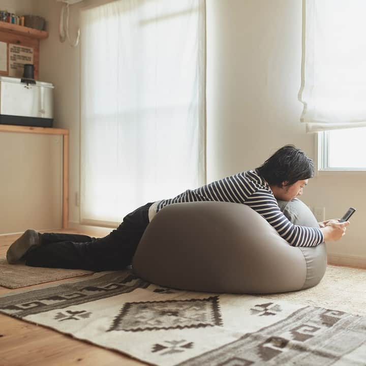 MUJI USAさんのインスタグラム写真 - (MUJI USAInstagram)「Sink into comfort.  The Body Fit Cushion has a small footprint that can be placed anywhere around the home for lounging, from the kids' playroom to your family living room.  #muji #mujiusa #bfc」6月26日 7時00分 - mujiusa