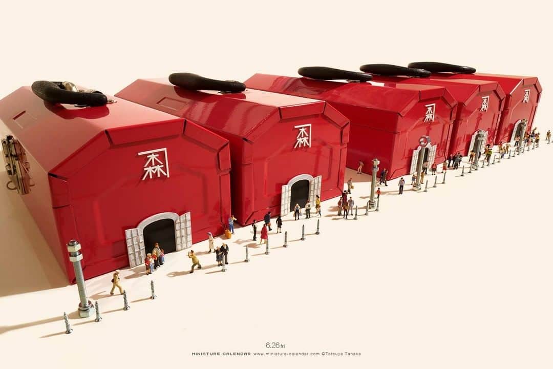 田中達也さんのインスタグラム写真 - (田中達也Instagram)「⠀ “Red Box Warehouse” ⠀ 箱だけ赤レンガ倉庫 ⠀ #工具箱 #金森赤レンガ倉庫 #函館 #ToolBox #RedBrickWarehouse #Hakodate ⠀ 📷この作品の実物を、本日から金森赤レンガ倉庫にて開催の「ミニチュアライフ展 in 函館」にて展示しています。今回のために作った、この会場だけで展示される作品ですので、ぜひこの機会にご覧ください！ ⠀ ───────────────── 《EXHIBITION info》 ⠀ 【MINIATURE LIFE展 in 函館】 MINIATURE LIFE EXHIBITION in Hakodate ❗️Start Today❗️ Jun 26 - Aug 16 #MiniatureLife展 #ミニチュアライフ展 ⠀ ℹ️Please look at the Instagram story’s highlight for more information. ⠀」6月26日 7時00分 - tanaka_tatsuya